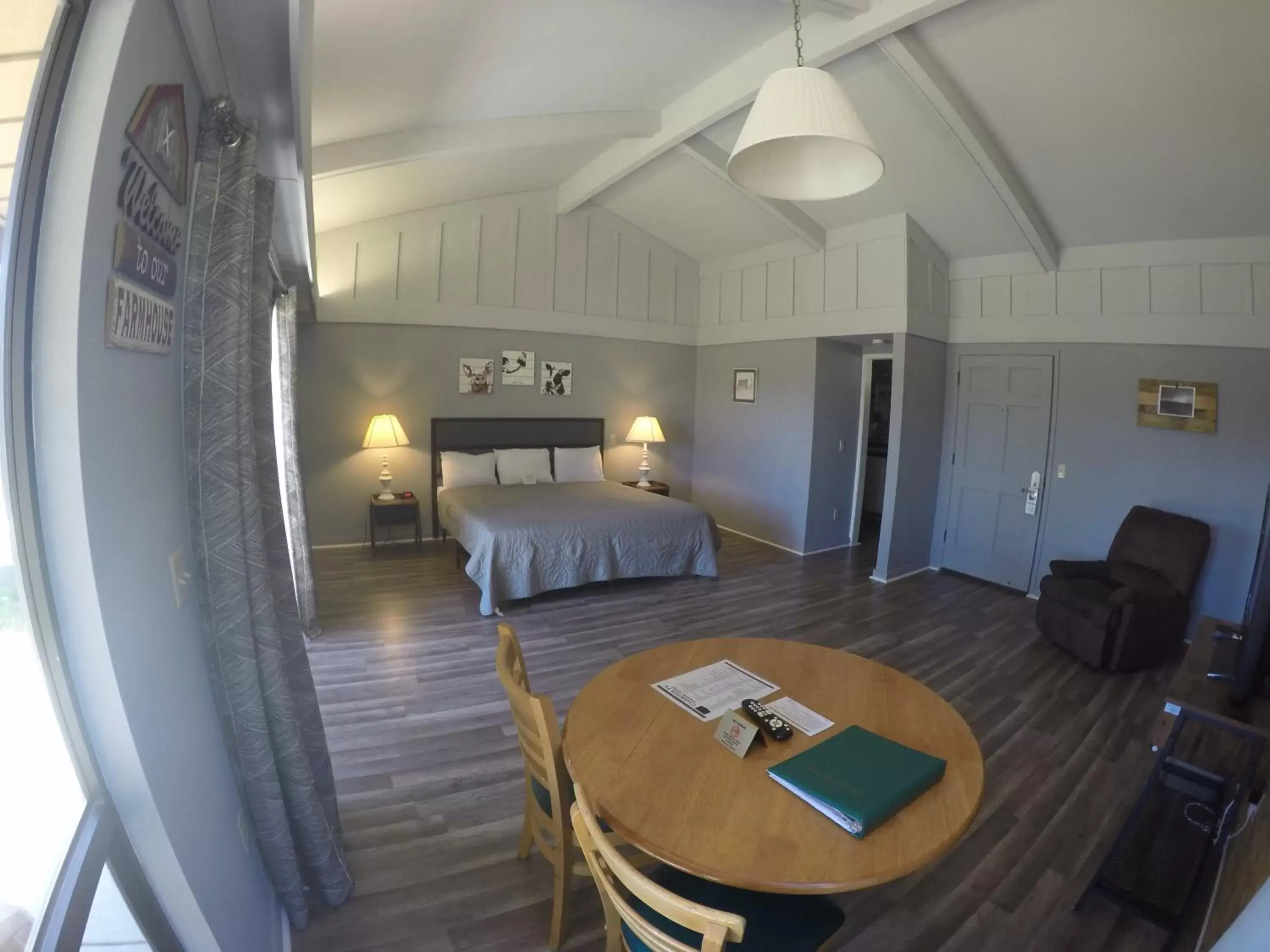 Photo of the whole room, Bed in Ridgemark Golf Club and Resort