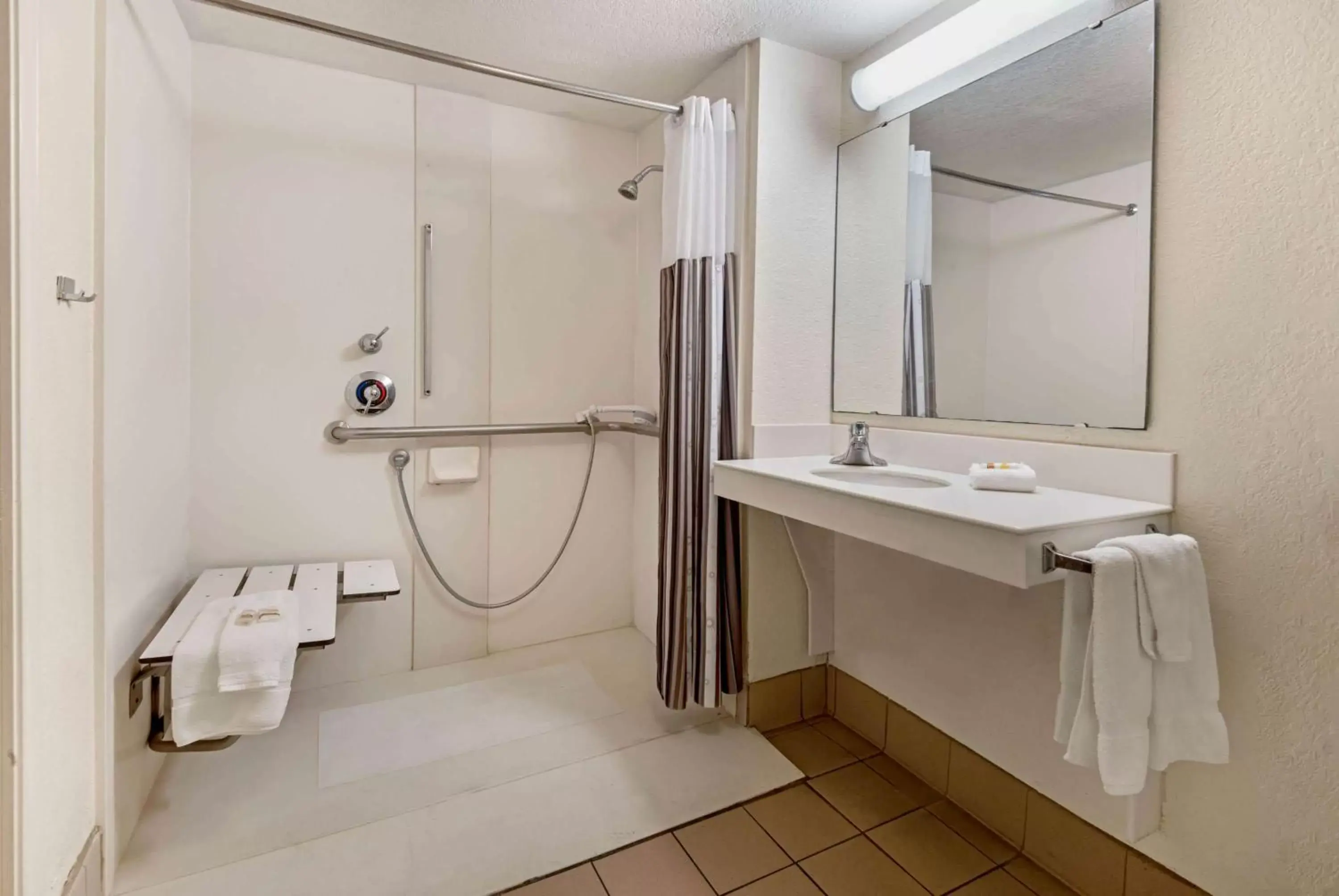 Shower, Bathroom in La Quinta Inn by Wyndham San Antonio I-35 N at Rittiman Rd