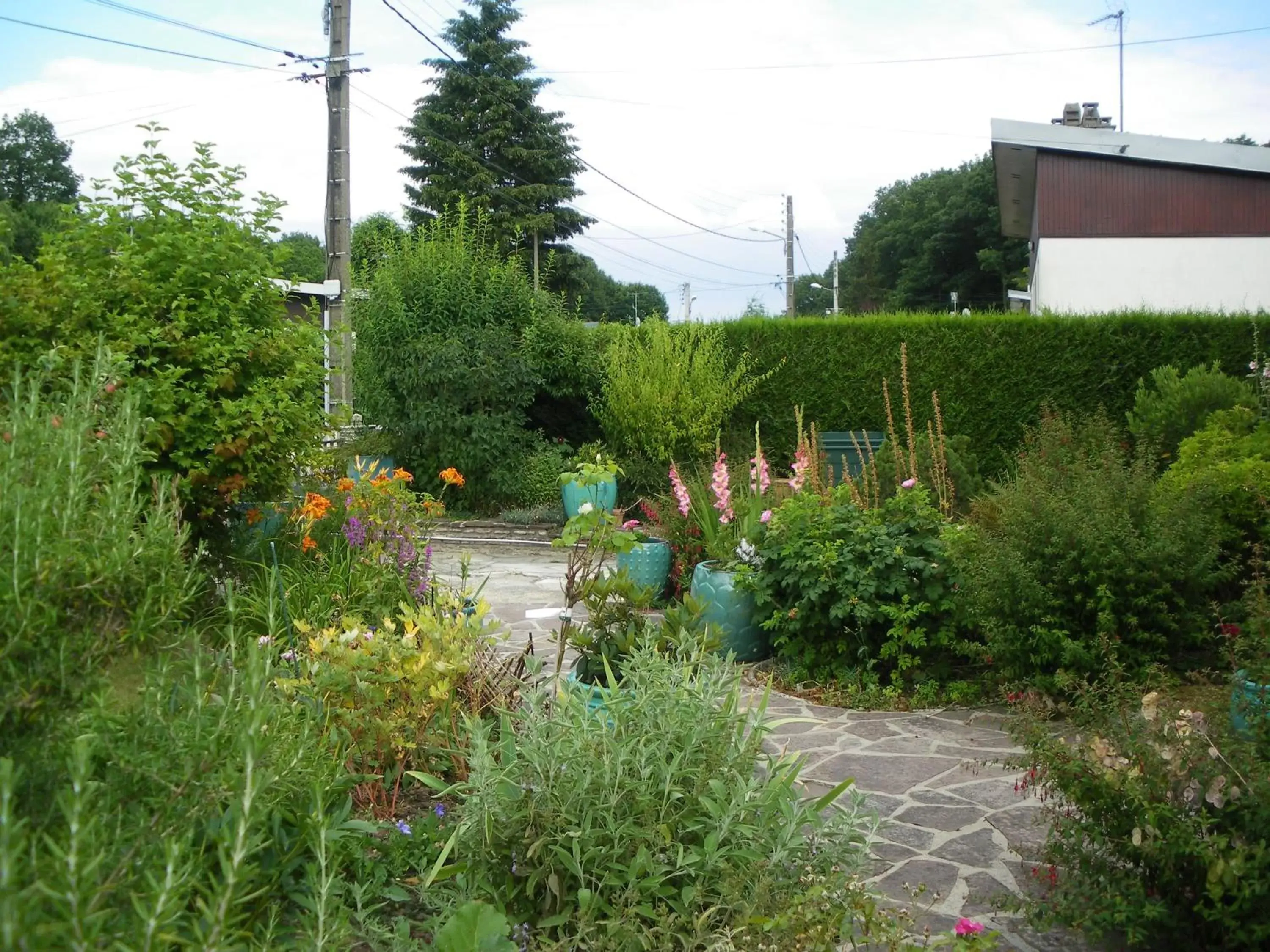 Facade/entrance, Garden in Chambre d'Hôtes - DOUCE NUI-THE