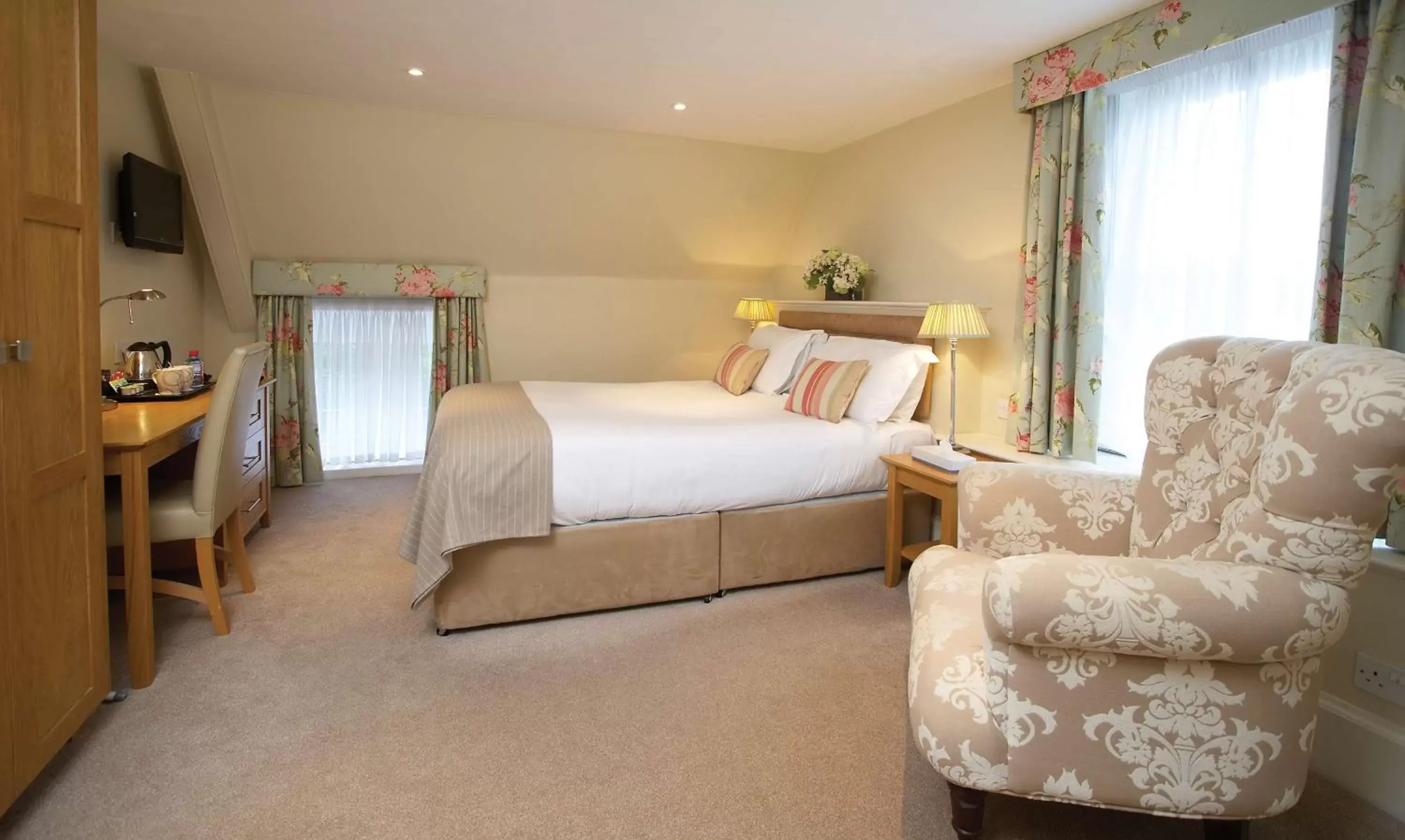 Photo of the whole room, Bed in Banbury Wroxton House Hotel