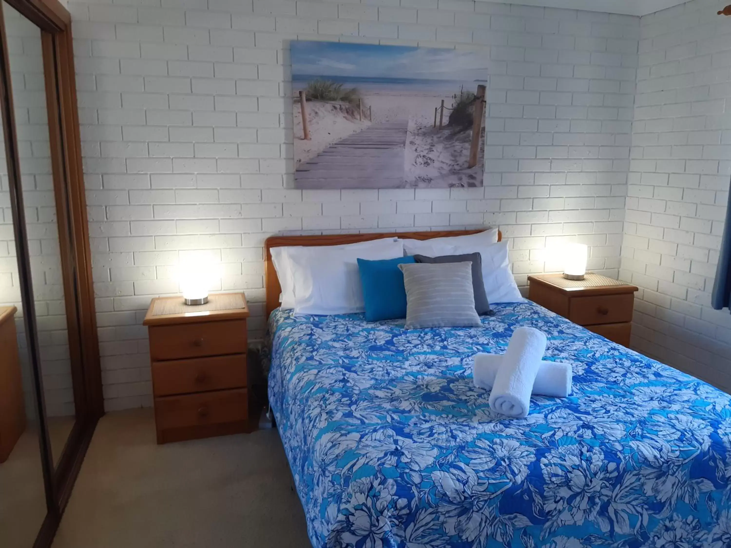 Bedroom, Bed in Dolphins of Mollymook Motel and Fifth Green Apartments