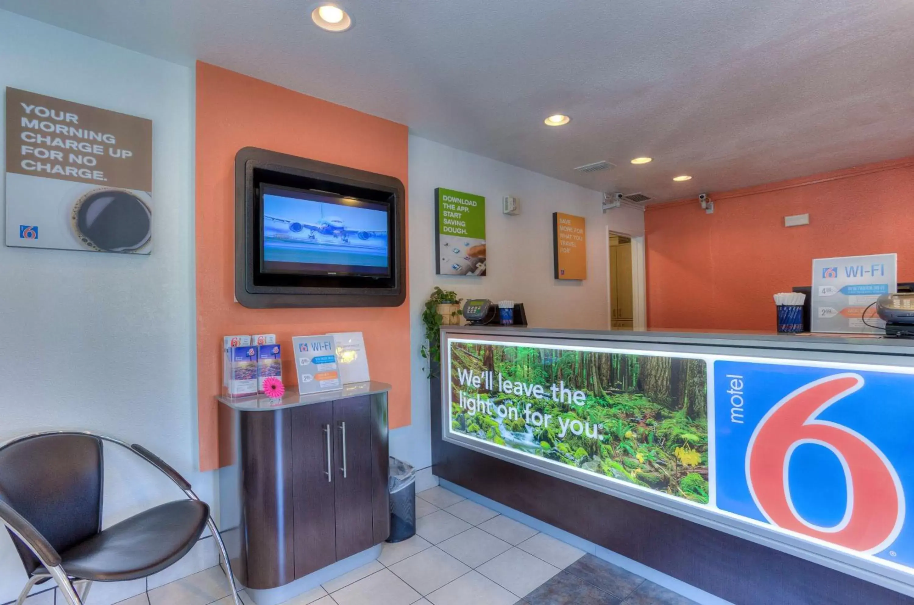 TV and multimedia, Lobby/Reception in Motel 6-Tigard, OR - Portland South - Lake Oswego