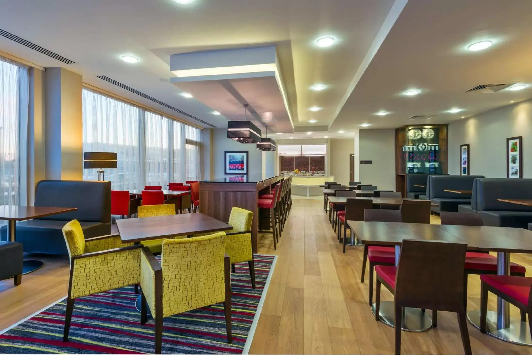 Dining area, Restaurant/Places to Eat in Hampton by Hilton Luton Airport