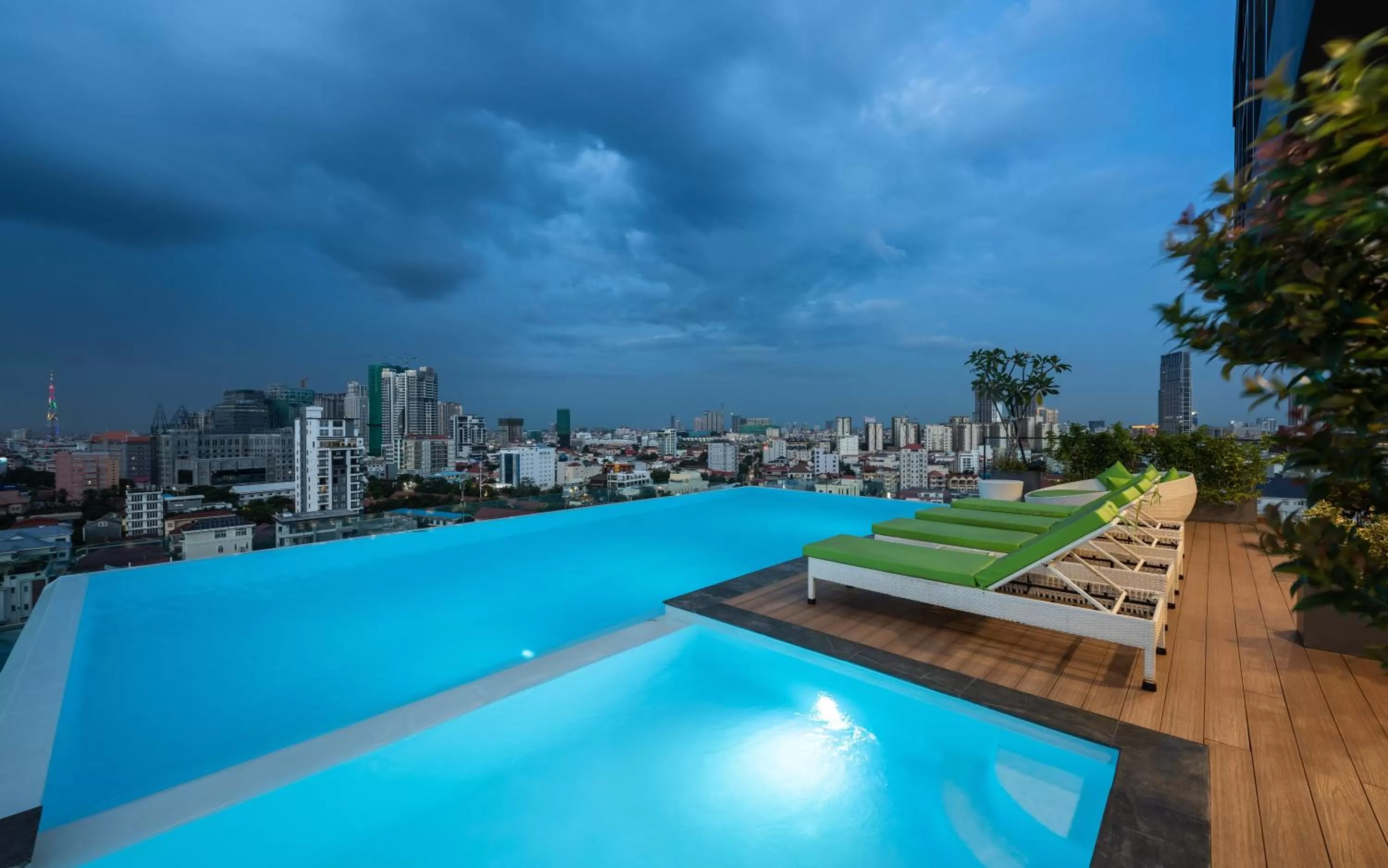 Swimming pool in AMATA Residence