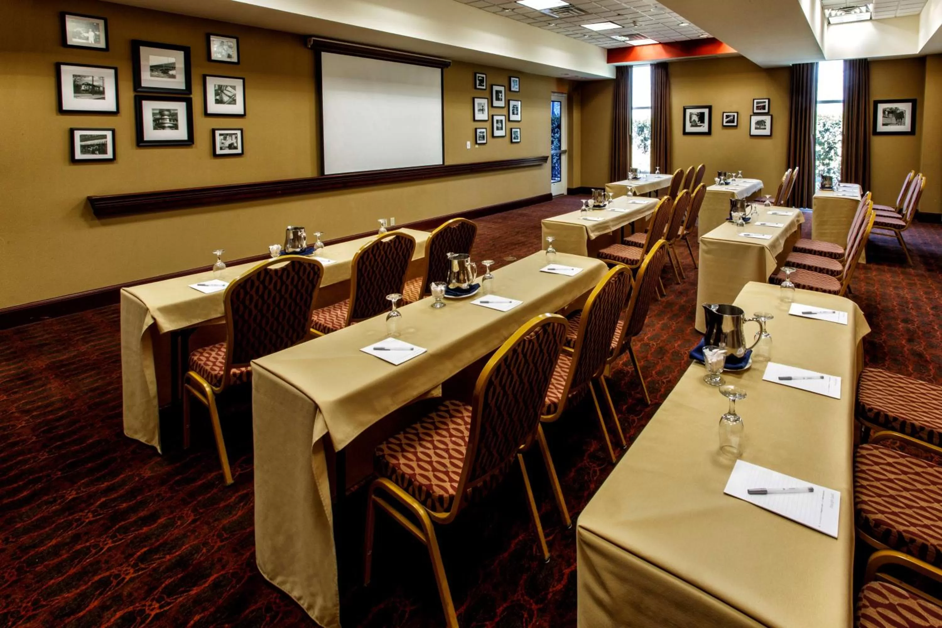 Meeting/conference room in Hampton Inn & Suites Staten Island