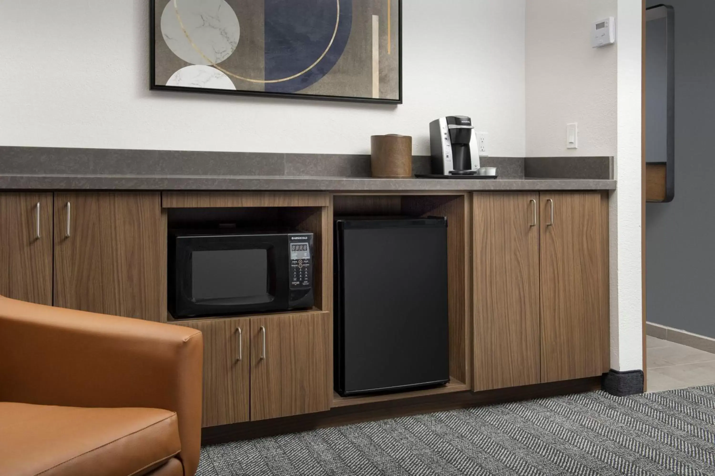 Photo of the whole room, Kitchen/Kitchenette in Courtyard by Marriott Savannah Downtown - Historic District