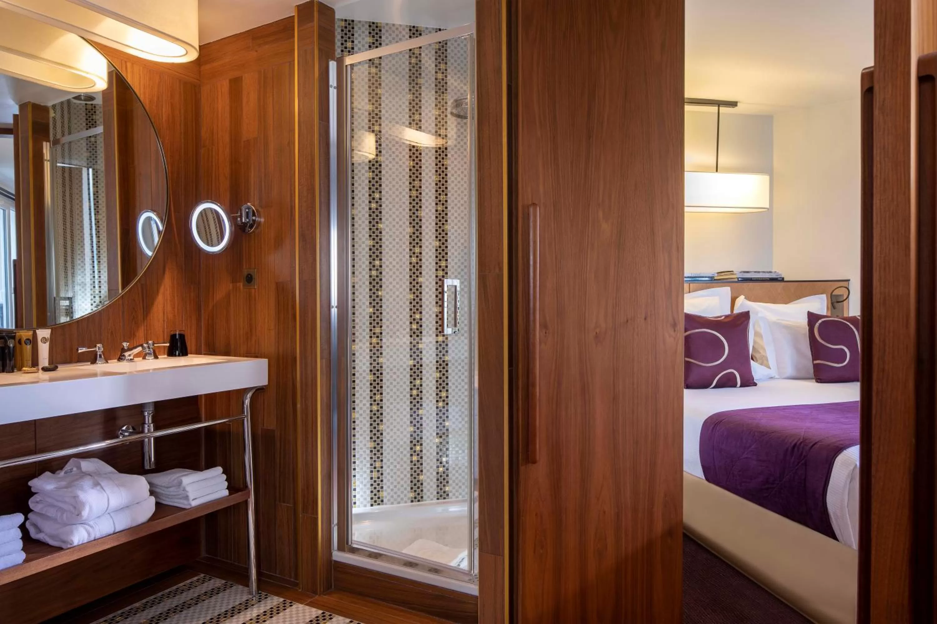 Shower, Bed in Hotel Maison FL