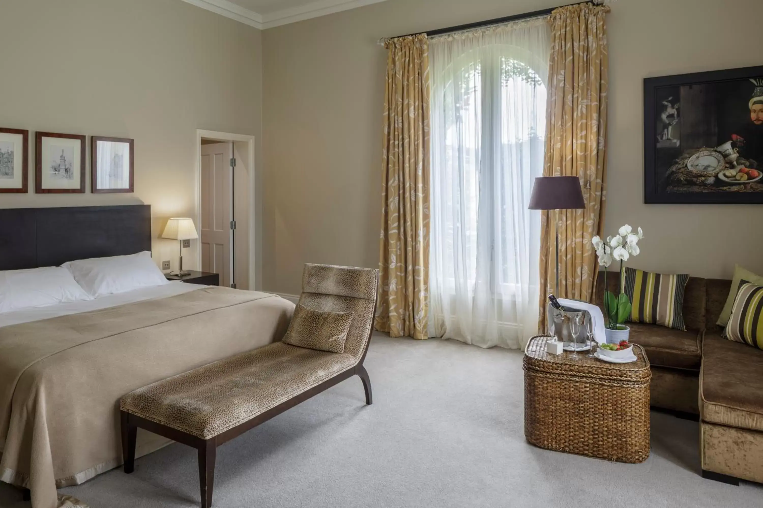 Bedroom in Bowood Hotel, Spa, and Golf Resort