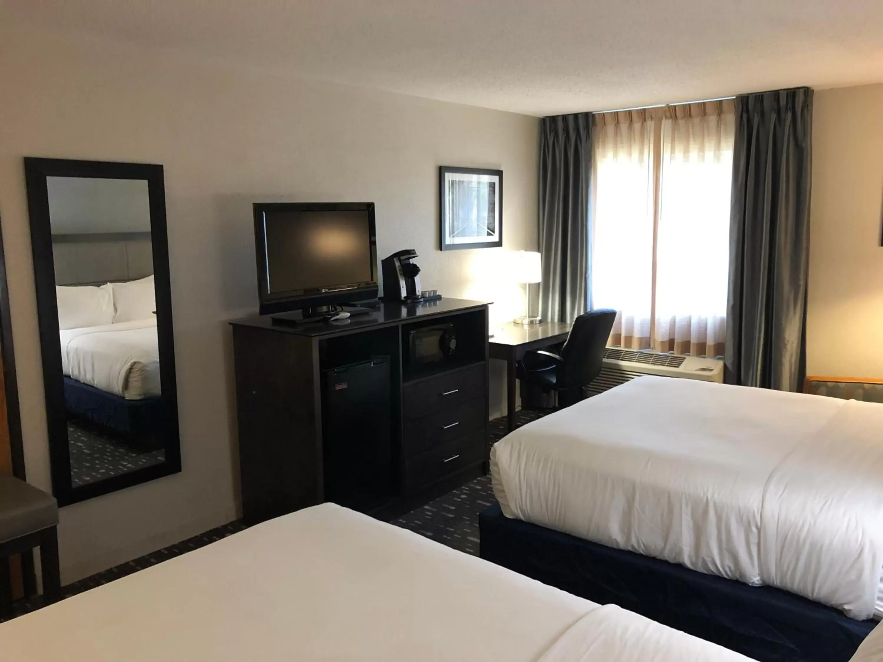 Communal lounge/ TV room, Bed in Country Inn & Suites by Radisson, Auburn, IN