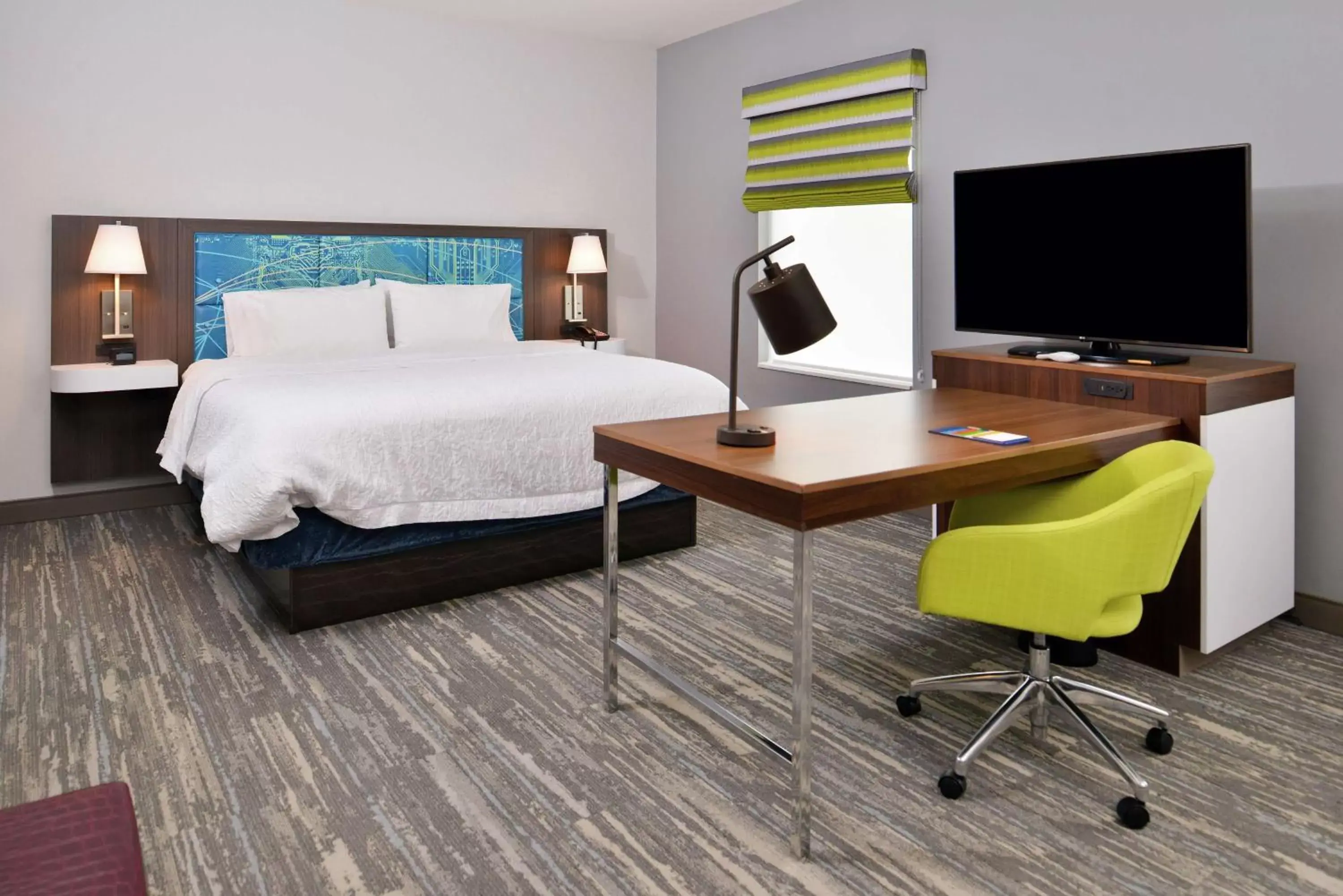 Bedroom, TV/Entertainment Center in Hampton Inn & Suites Saint Paul Oakdale Woodbury