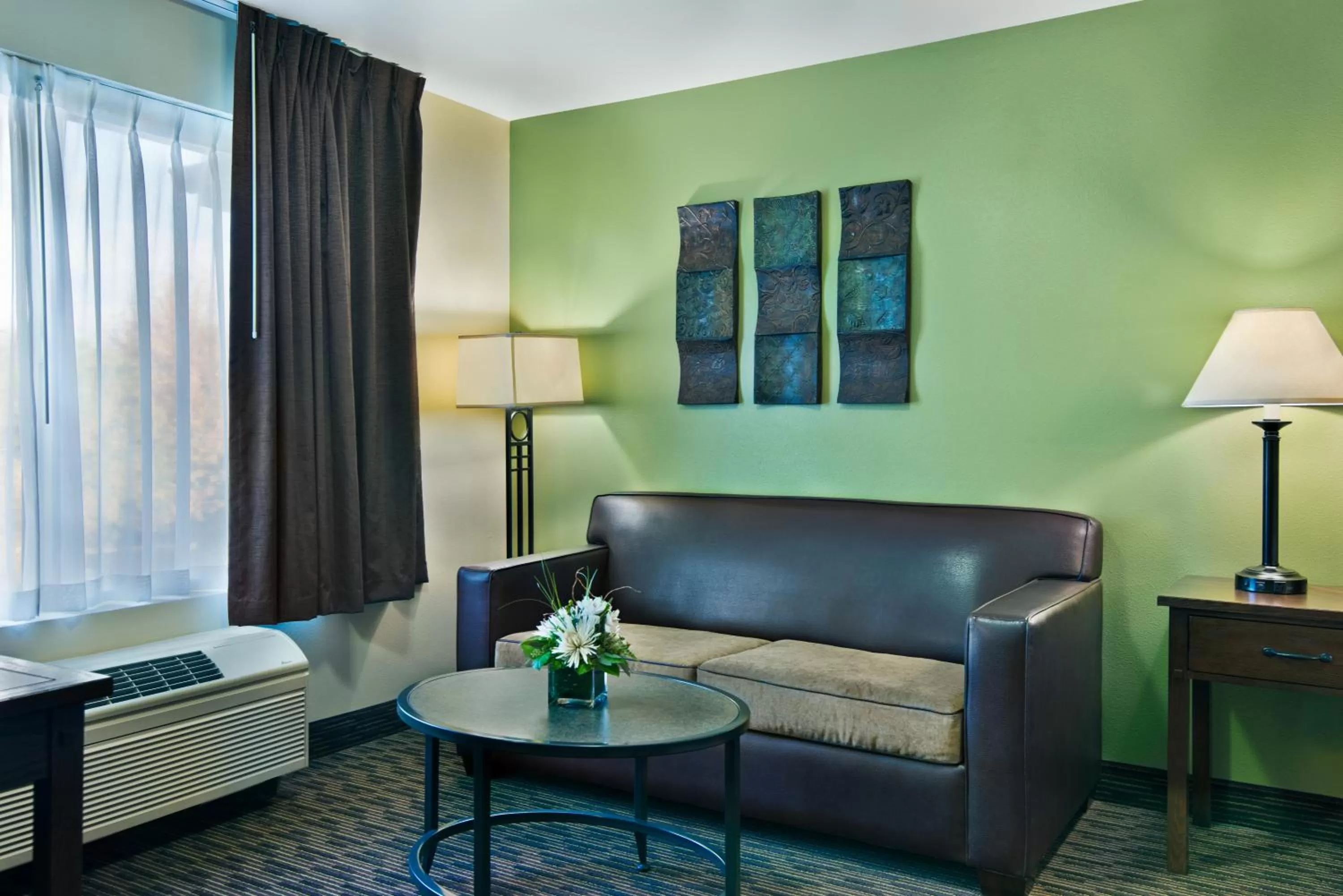 Seating area, Bed in Oxford Suites Hermiston