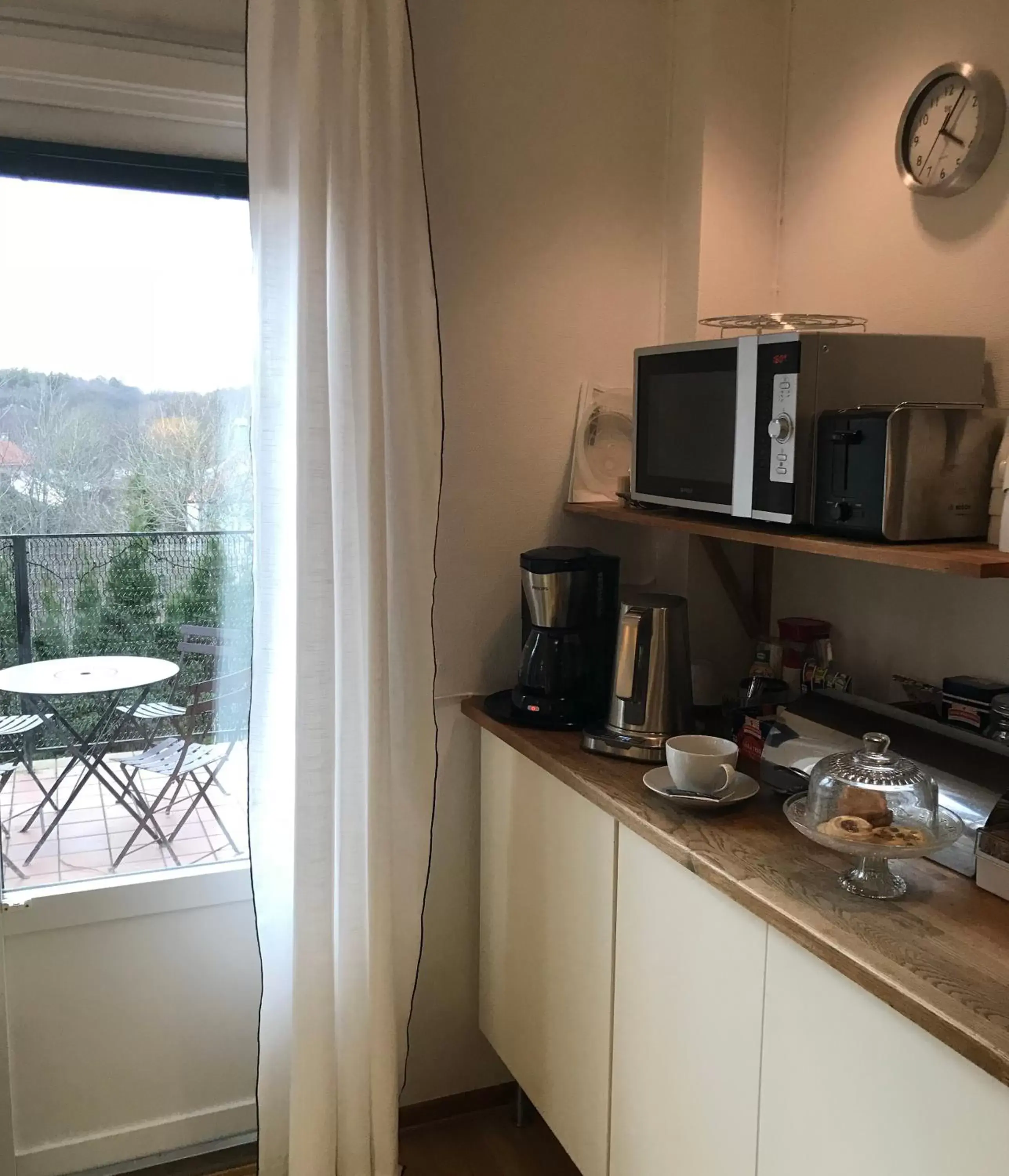 Coffee/tea facilities, Kitchen/Kitchenette in Aston Villa Hotell