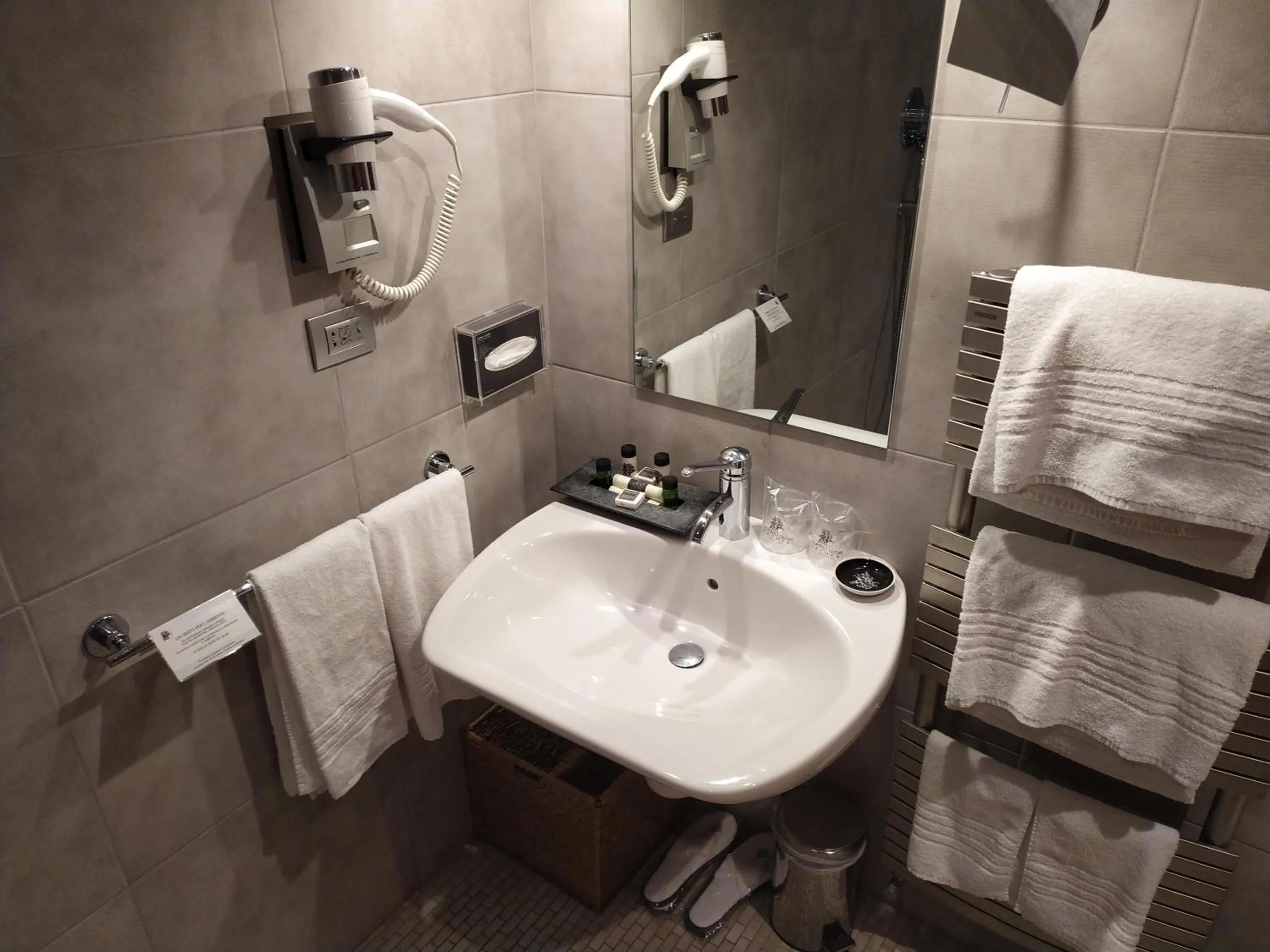 Bathroom in Albergo Cantine Ascheri