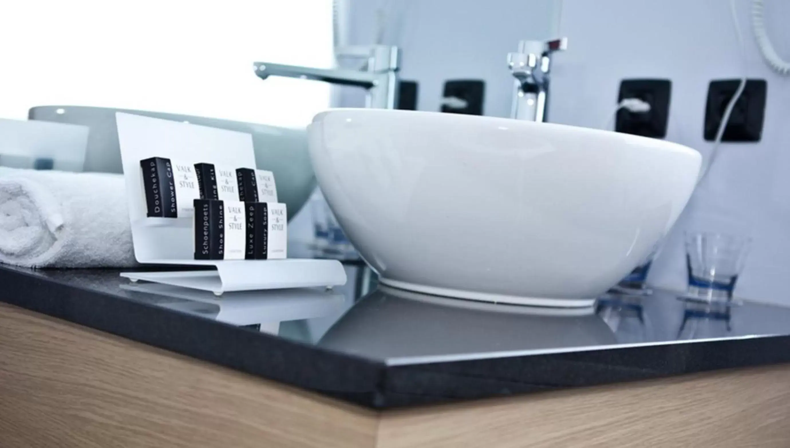 Bathroom, Coffee/Tea Facilities in Hotel Verviers Van der Valk