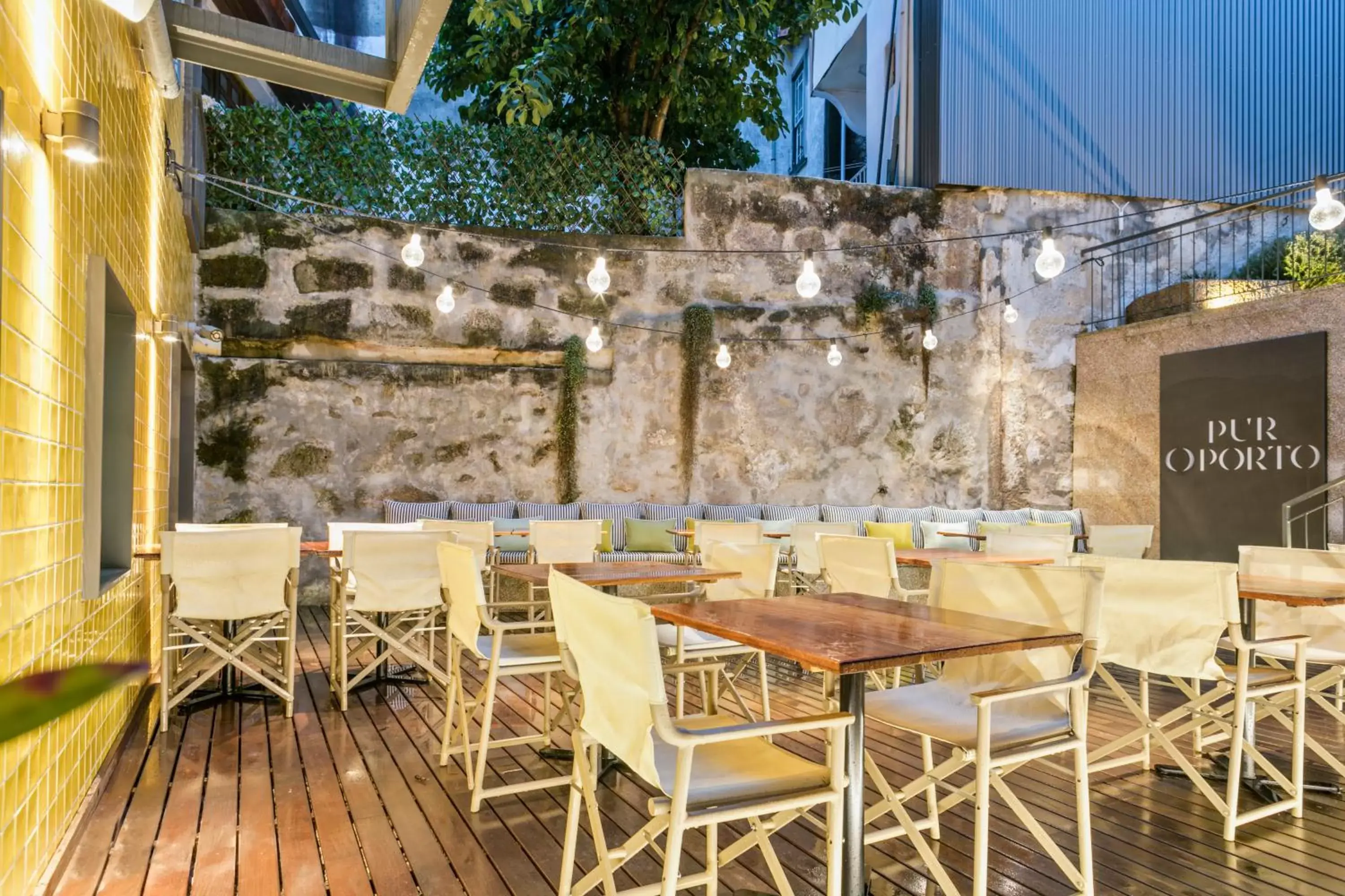 Balcony/Terrace, Restaurant/Places to Eat in Pur Oporto Boutique Hotel by actahotels