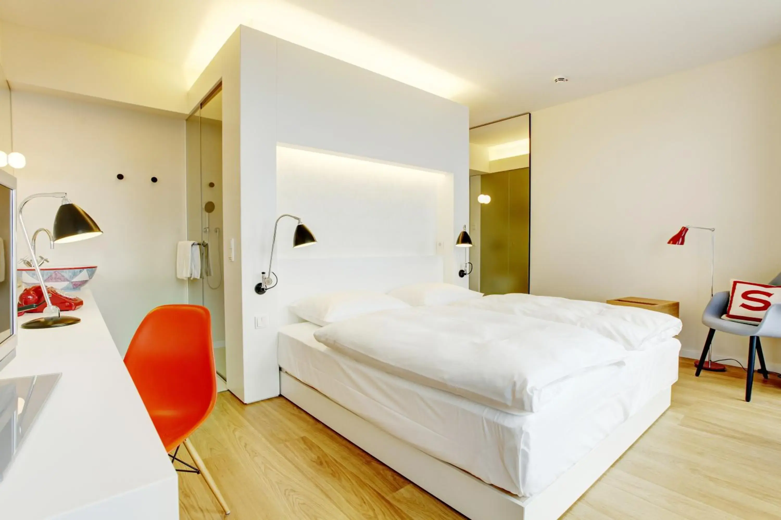 Photo of the whole room, Bed in Smartcity Designhotel