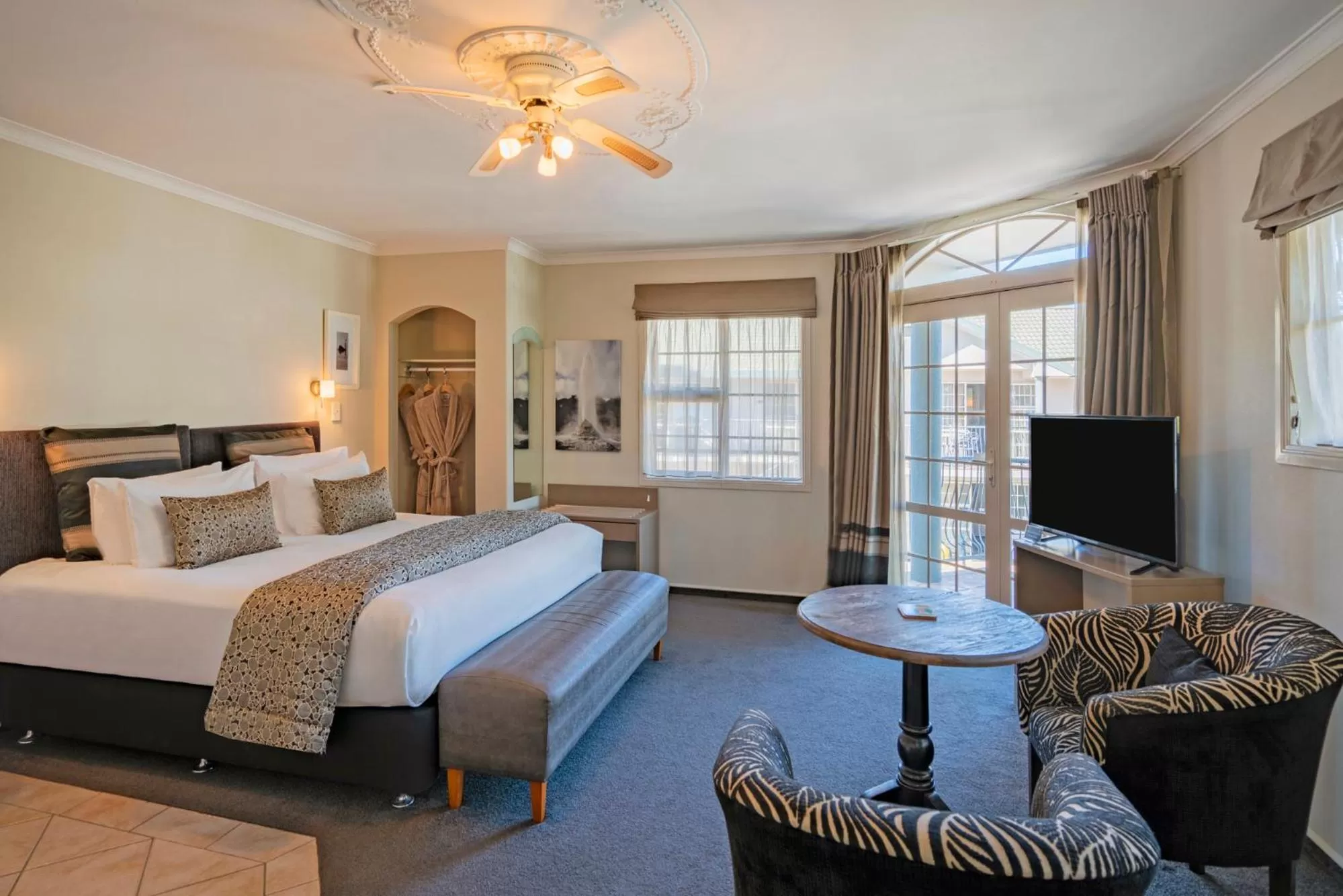 Photo of the whole room, Bed in Silver Fern Rotorua Suites & Spa
