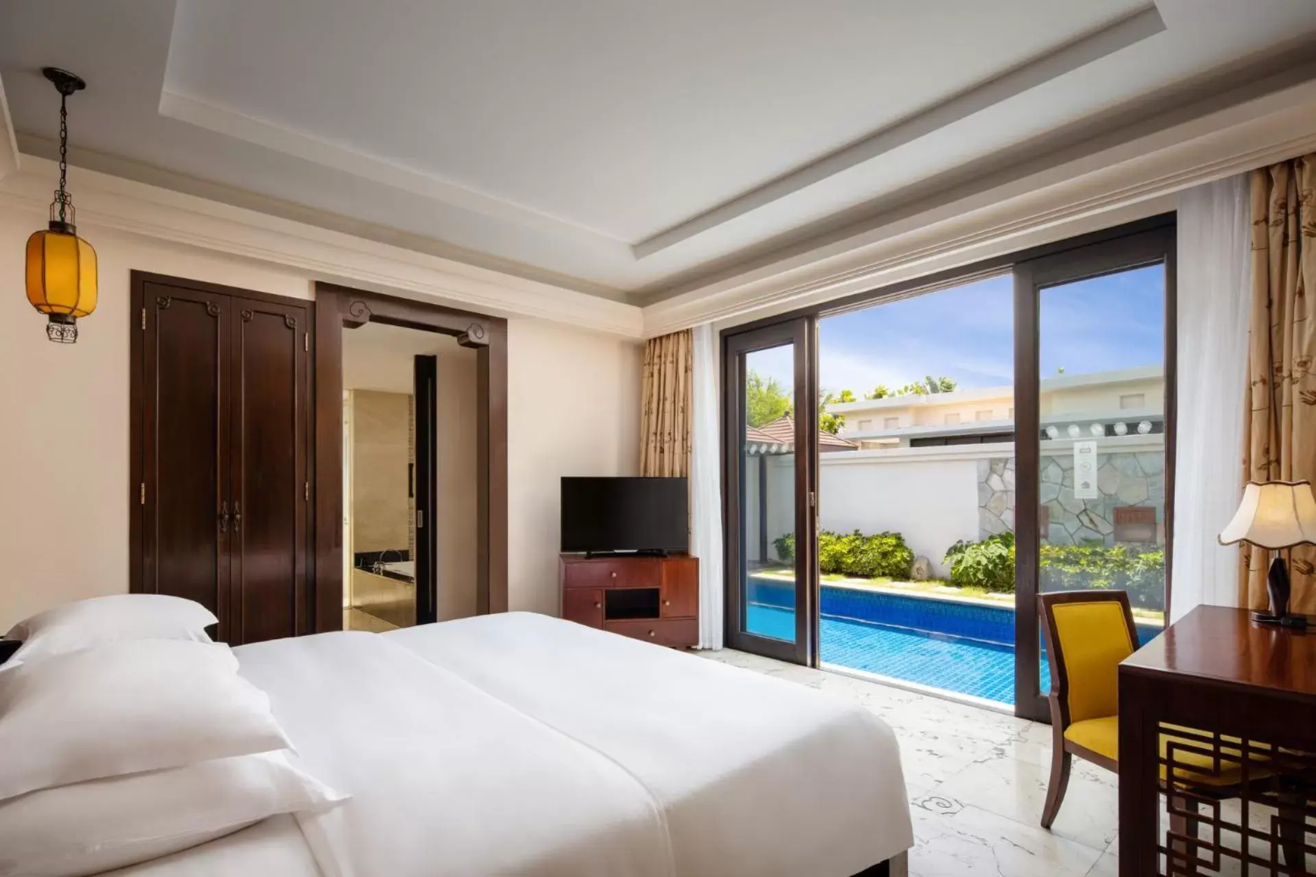 Photo of the whole room, Pool View in Pullman Sanya Yalong Bay Villas & Resort