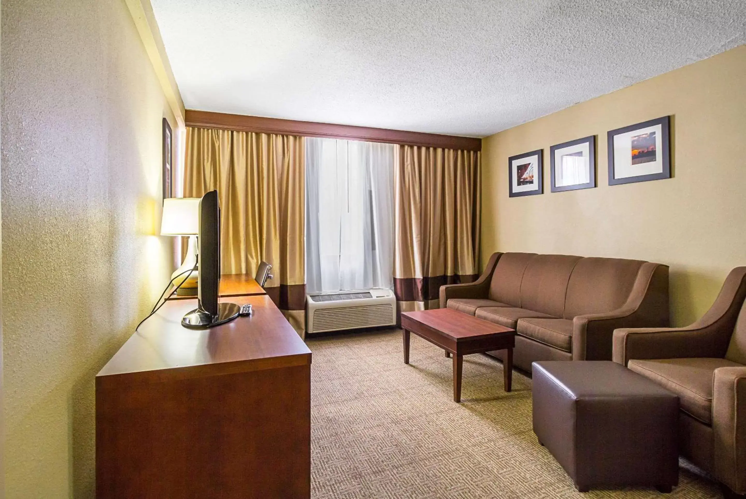 Photo of the whole room, Seating Area in Comfort Inn Downtown Cleveland