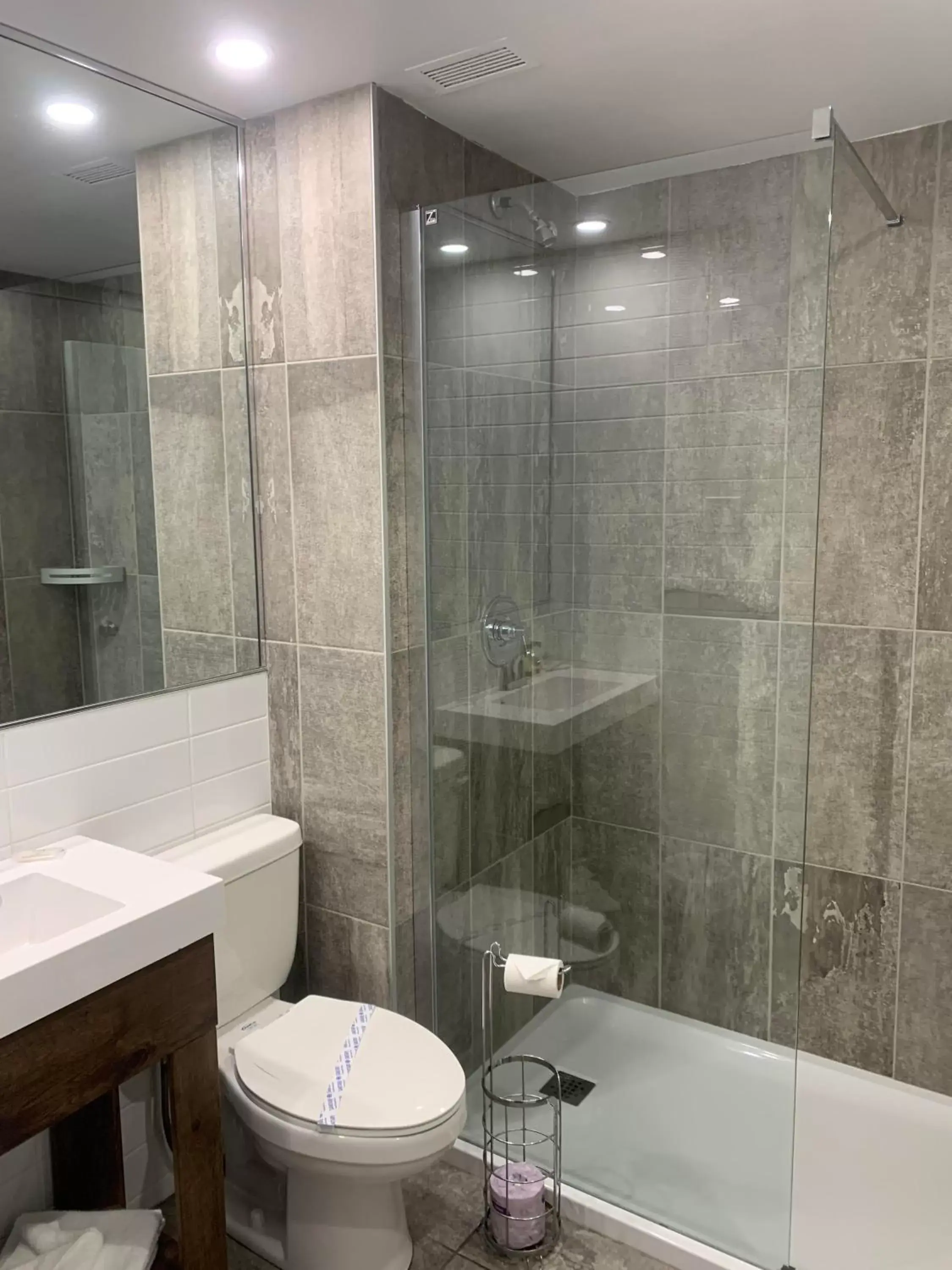 Shower, Bathroom in Hôtel Sept-Îles