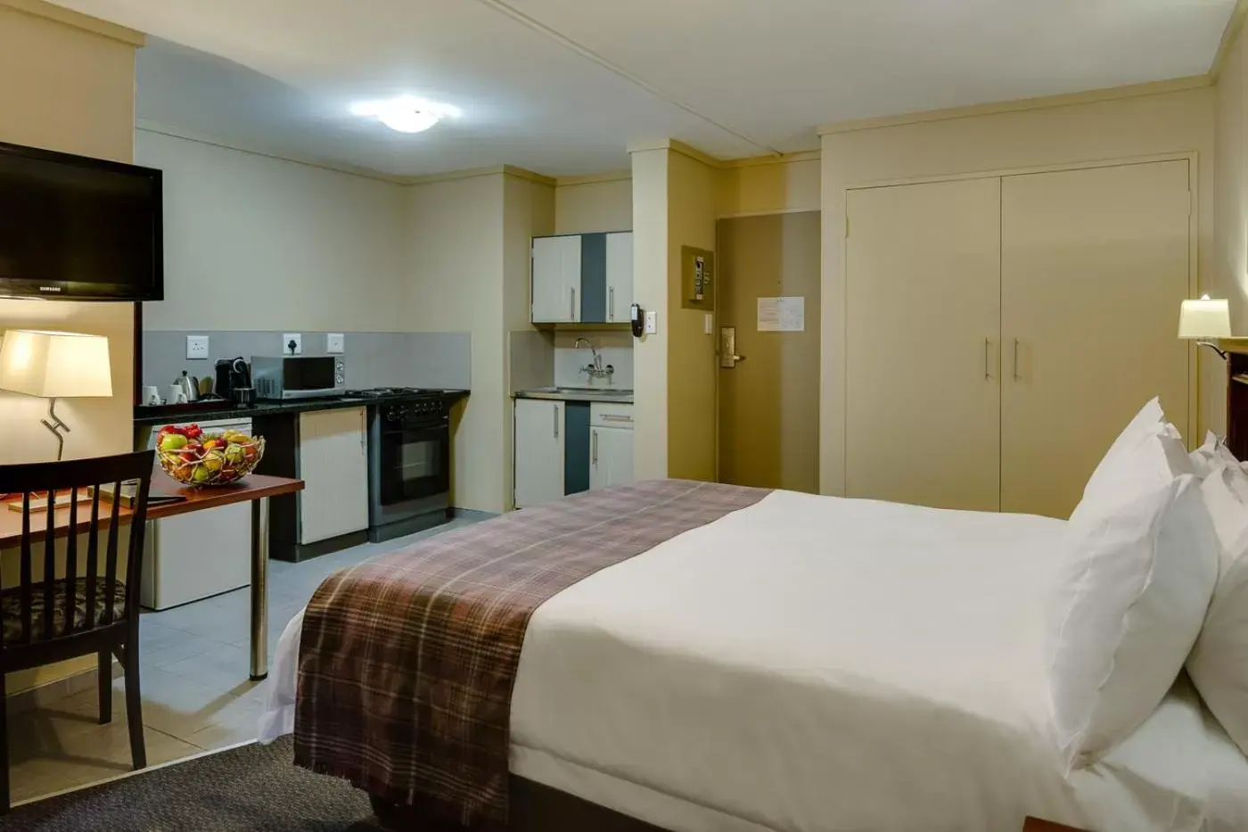 Communal lounge/ TV room, Bed in ANEW Hotel Hatfield Pretoria