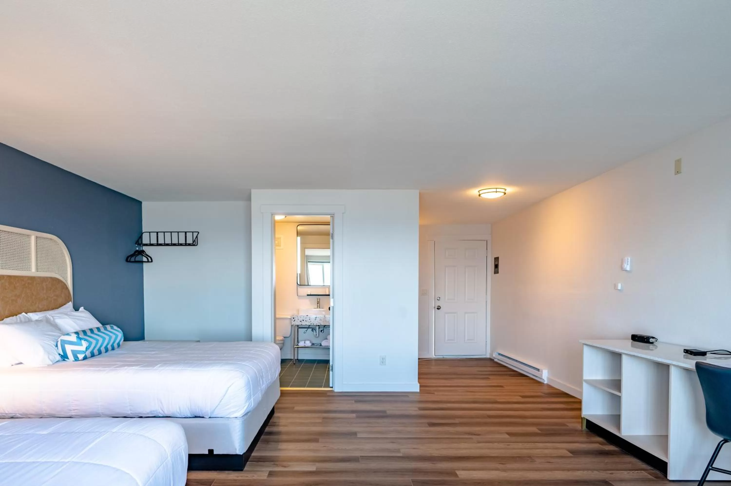 Bed in Seagull Beachfront Inn