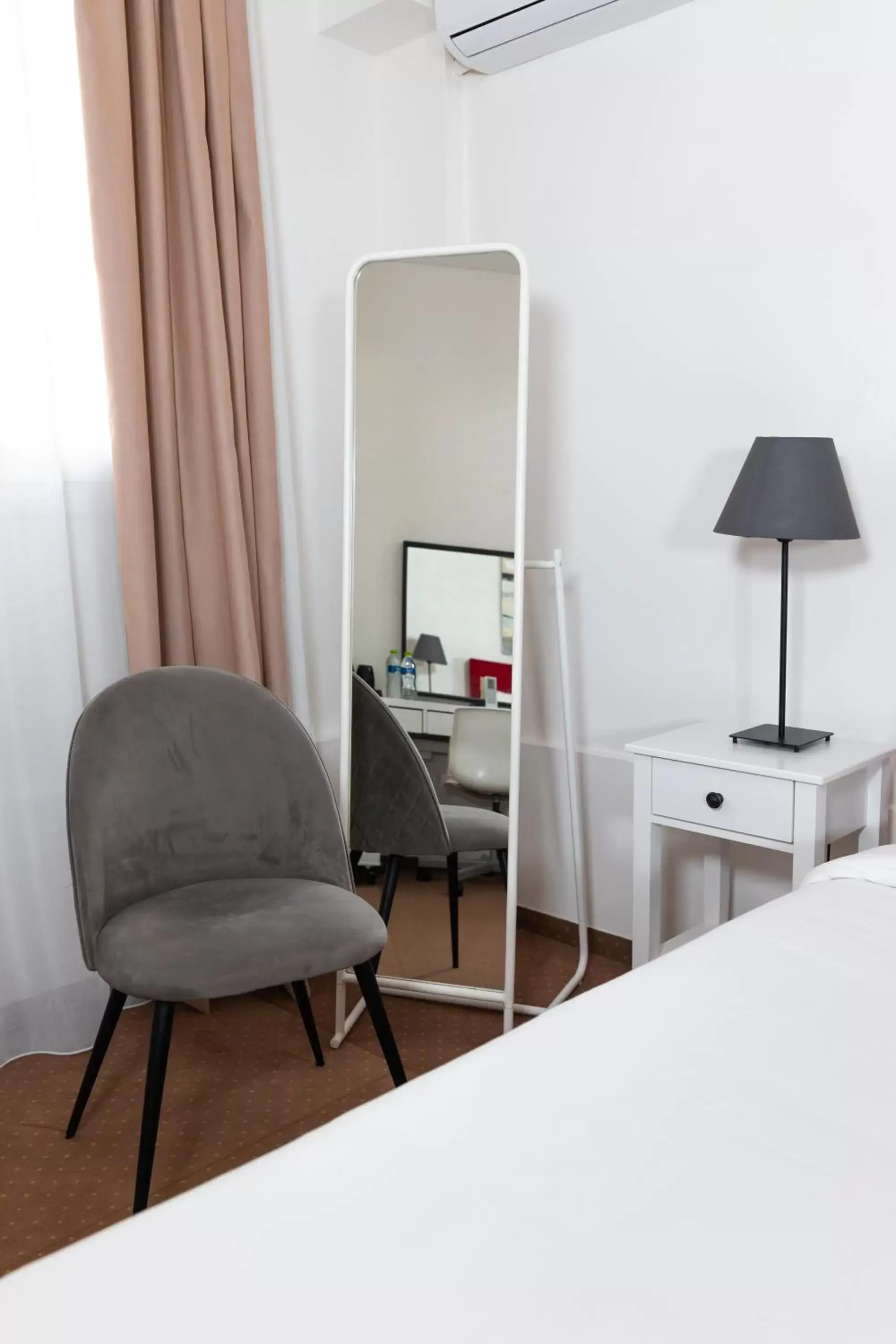 Bed, Seating Area in City Plaza Apartments & Rooms