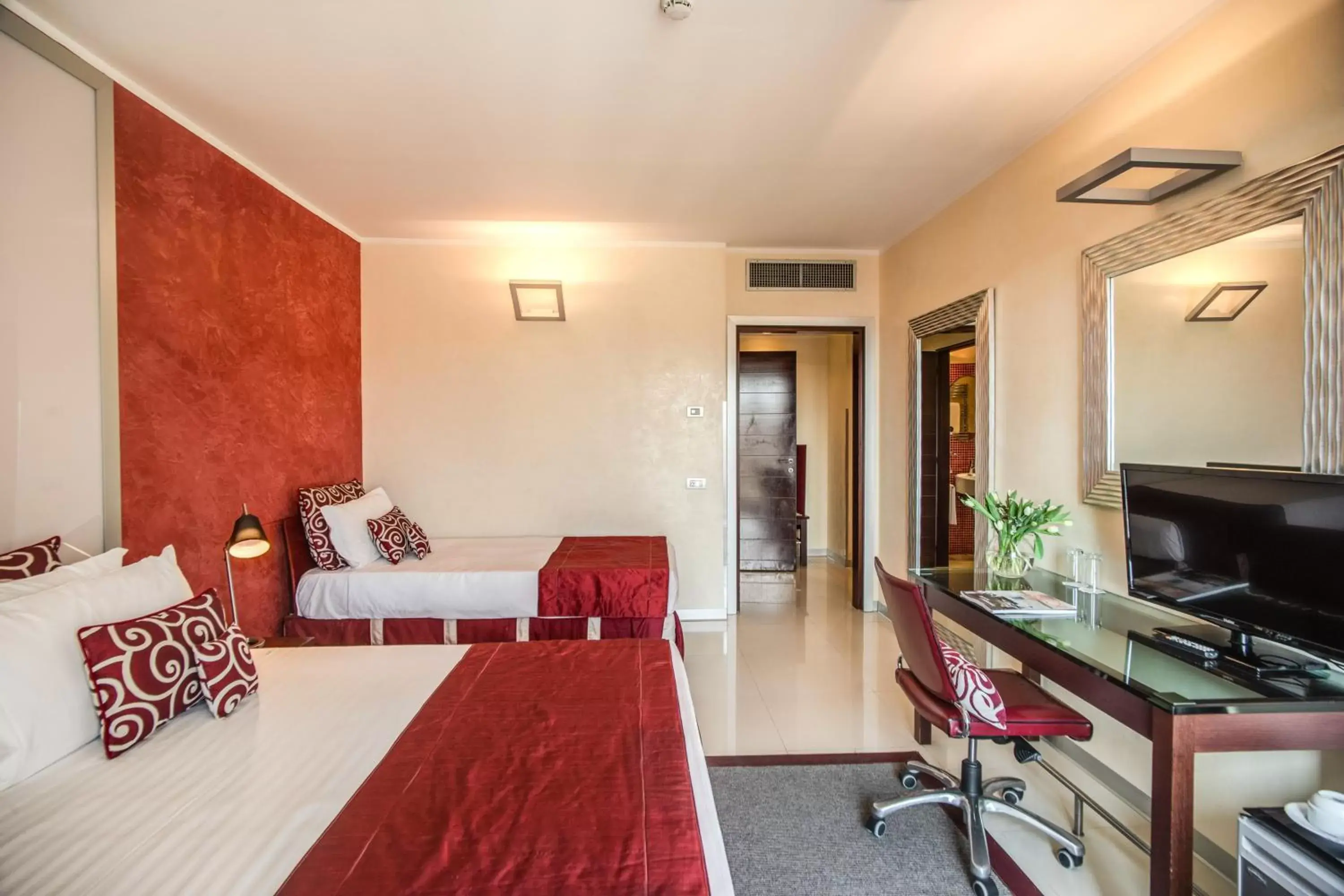 Bedroom, TV/Entertainment Center in La Griffe Hotel Roma