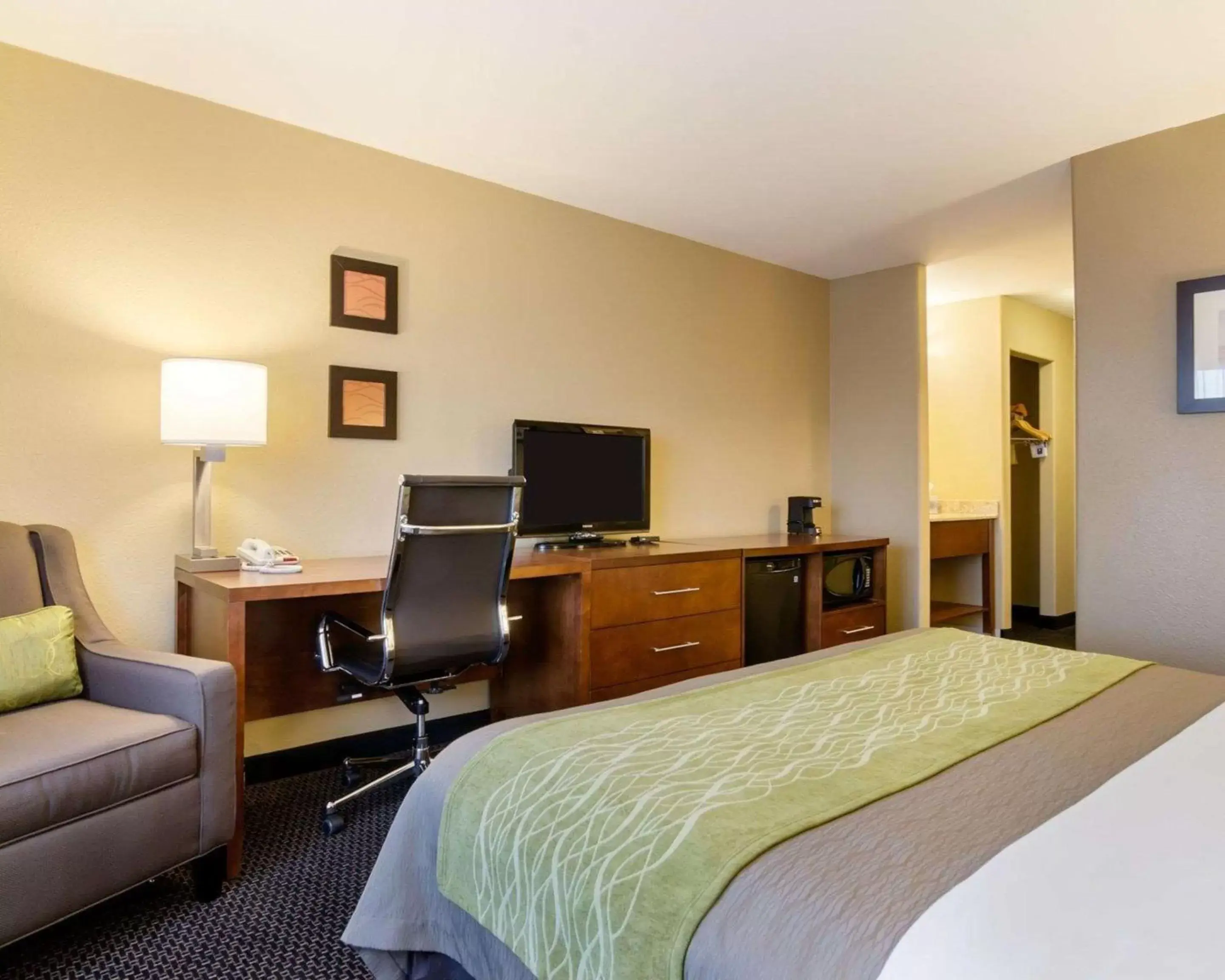 Photo of the whole room, Bed in Comfort Inn Garden City Photo of the whole room, Bed in Comfort Inn Garden City