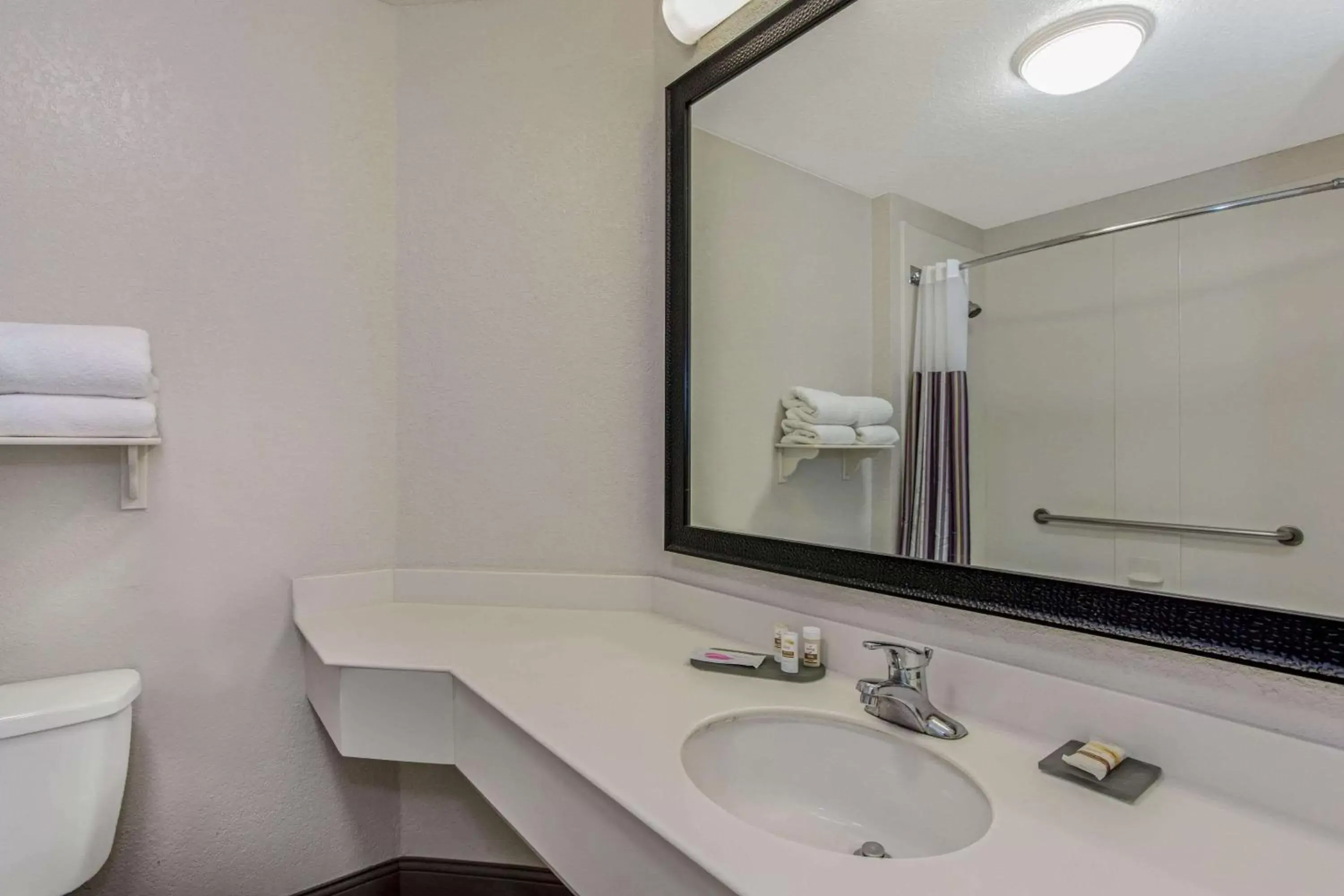 Bathroom in La Quinta by Wyndham Orlando Airport North