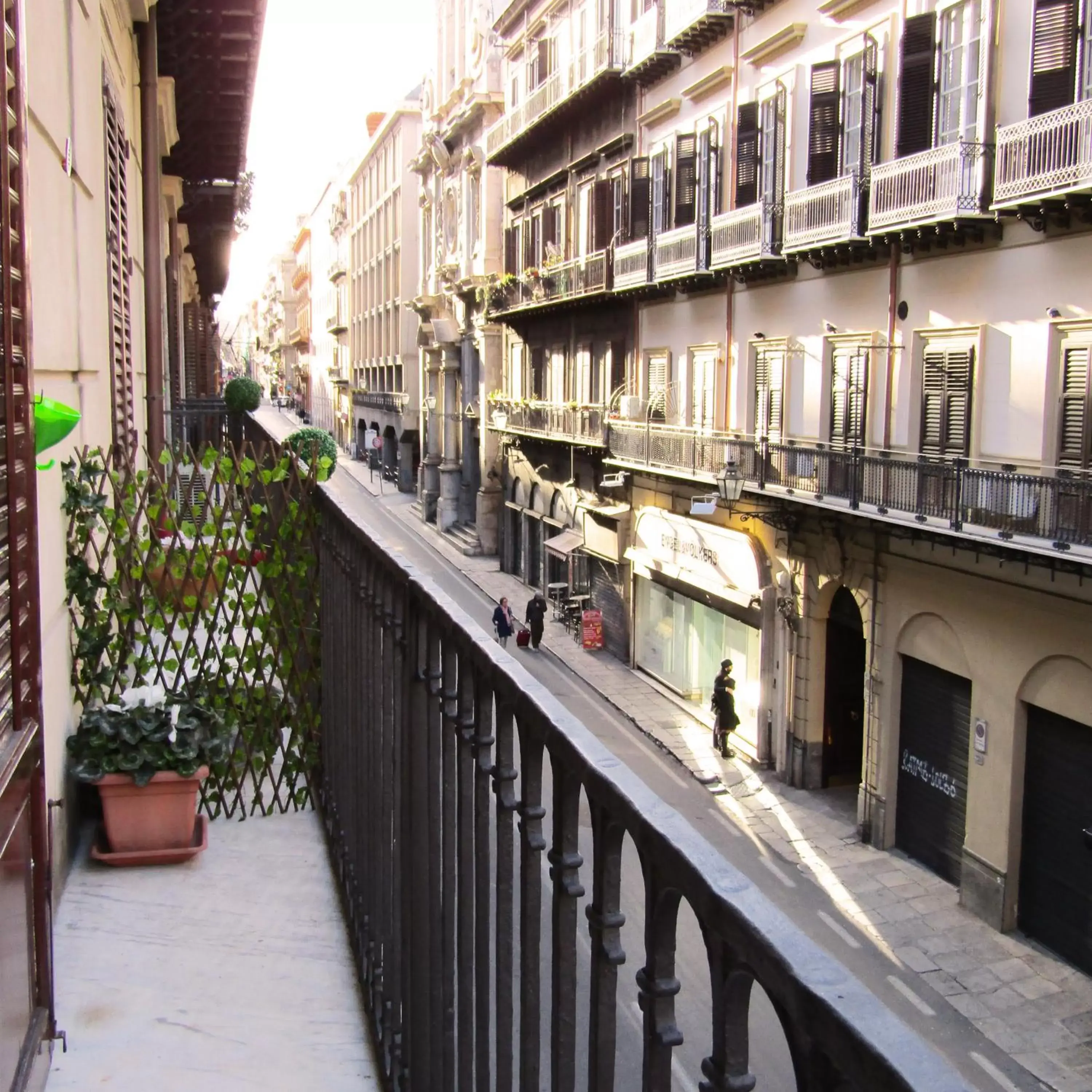 Property building, Balcony/Terrace in Vittorio Emanuele Rooms di Prinzi