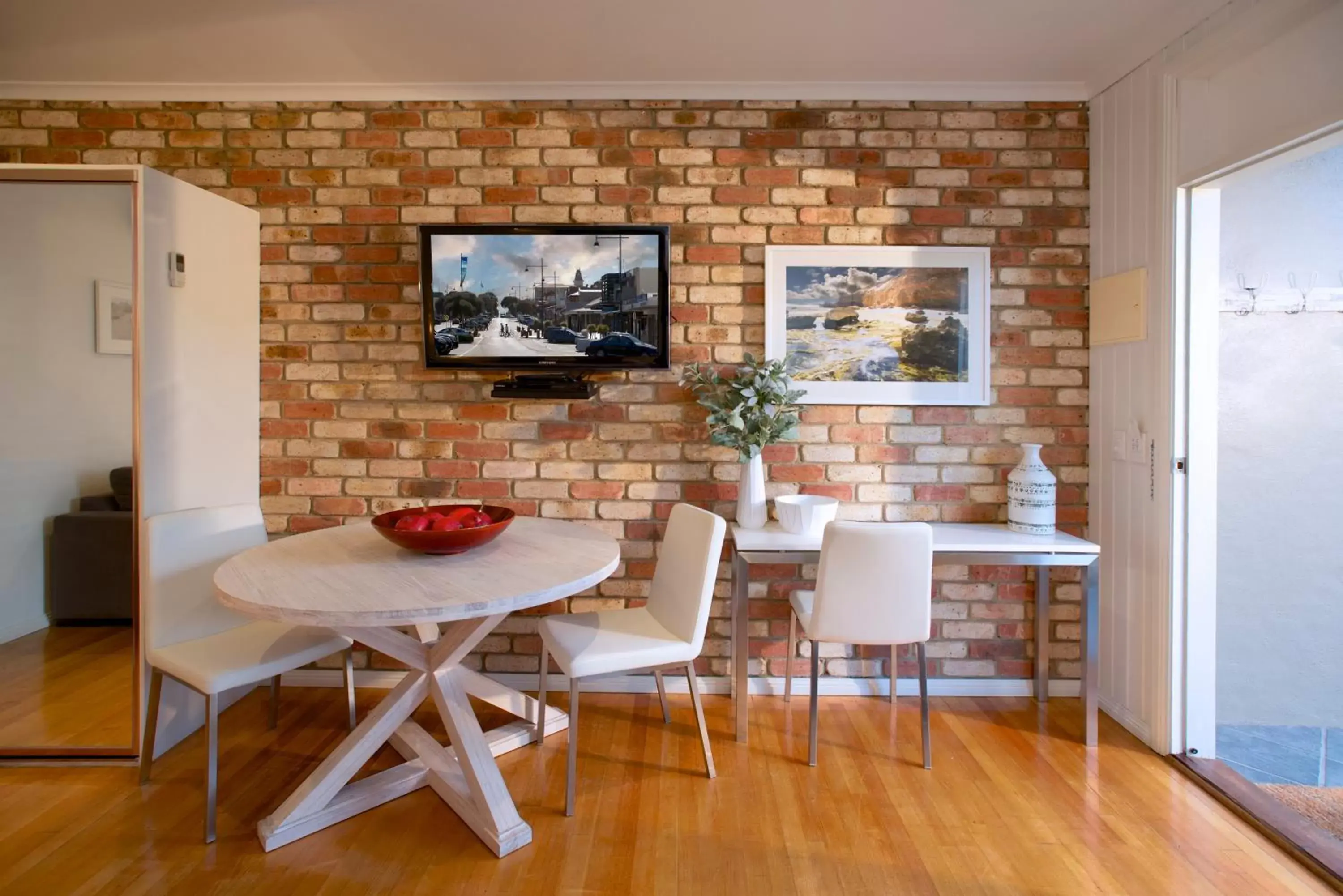 Seating area, TV/Entertainment Center in Sorrento Beach Motel