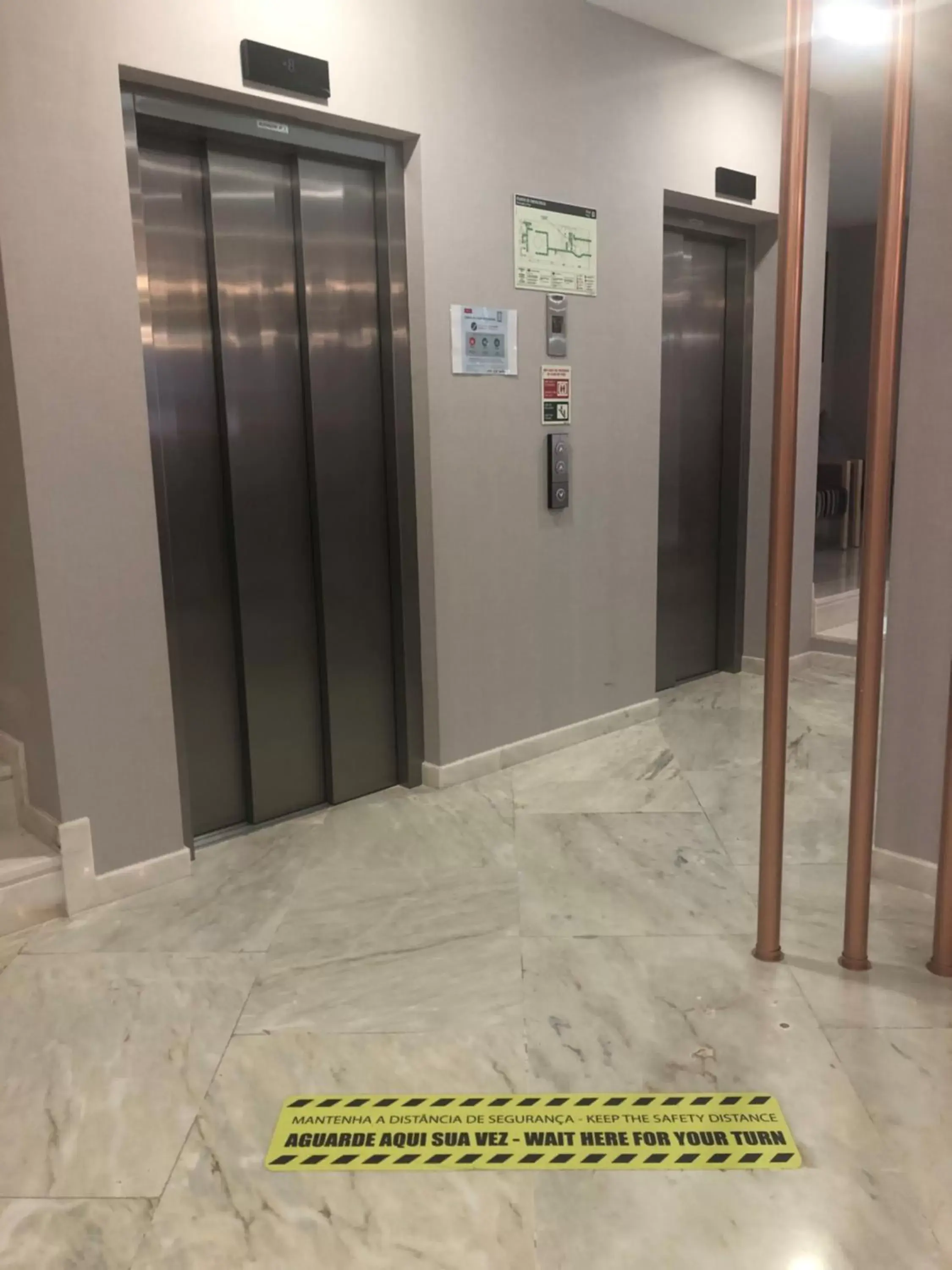 elevator, Bathroom in Masa Hotel 5 de Outubro