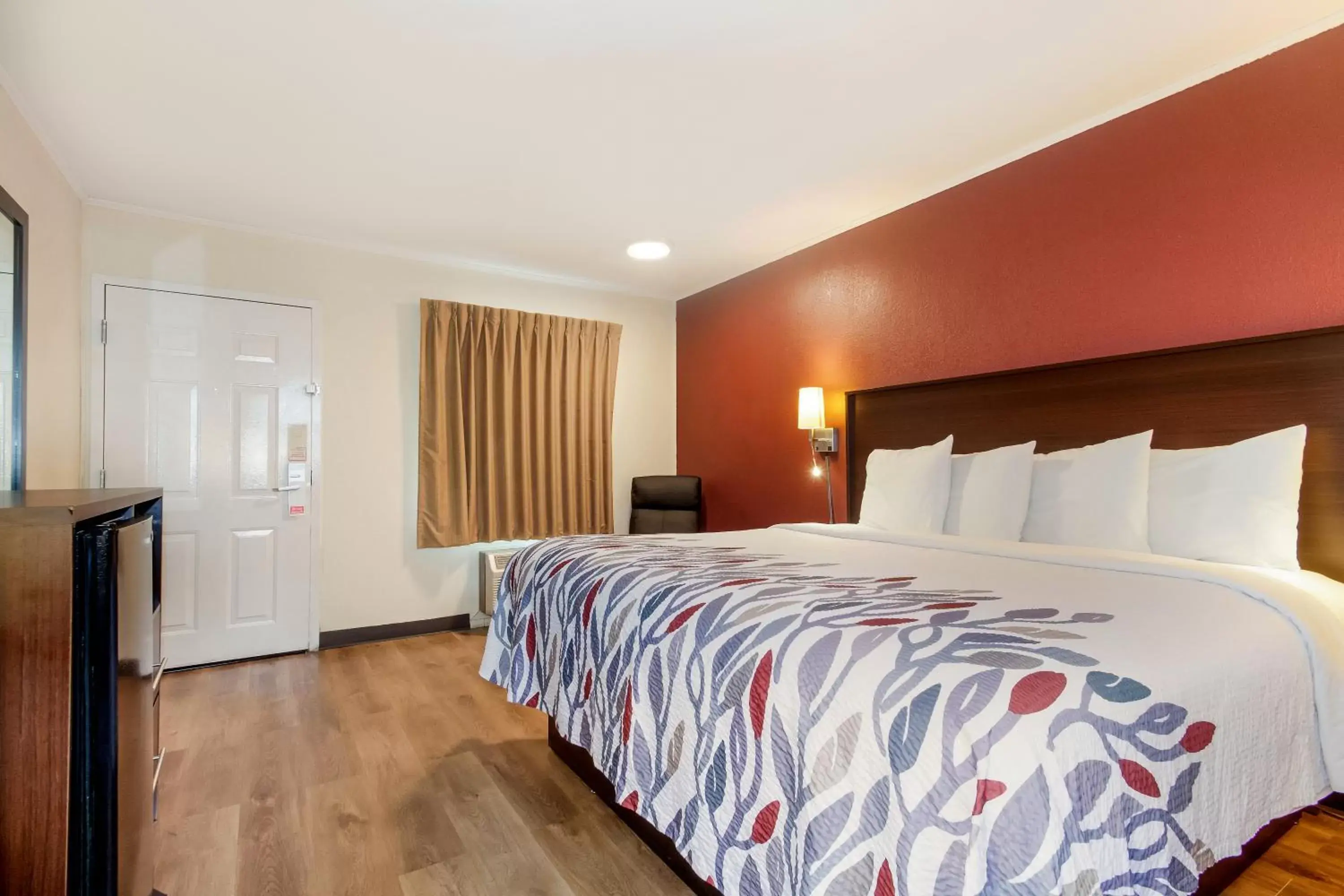 Bedroom, Bed in Red Roof Inn Santee