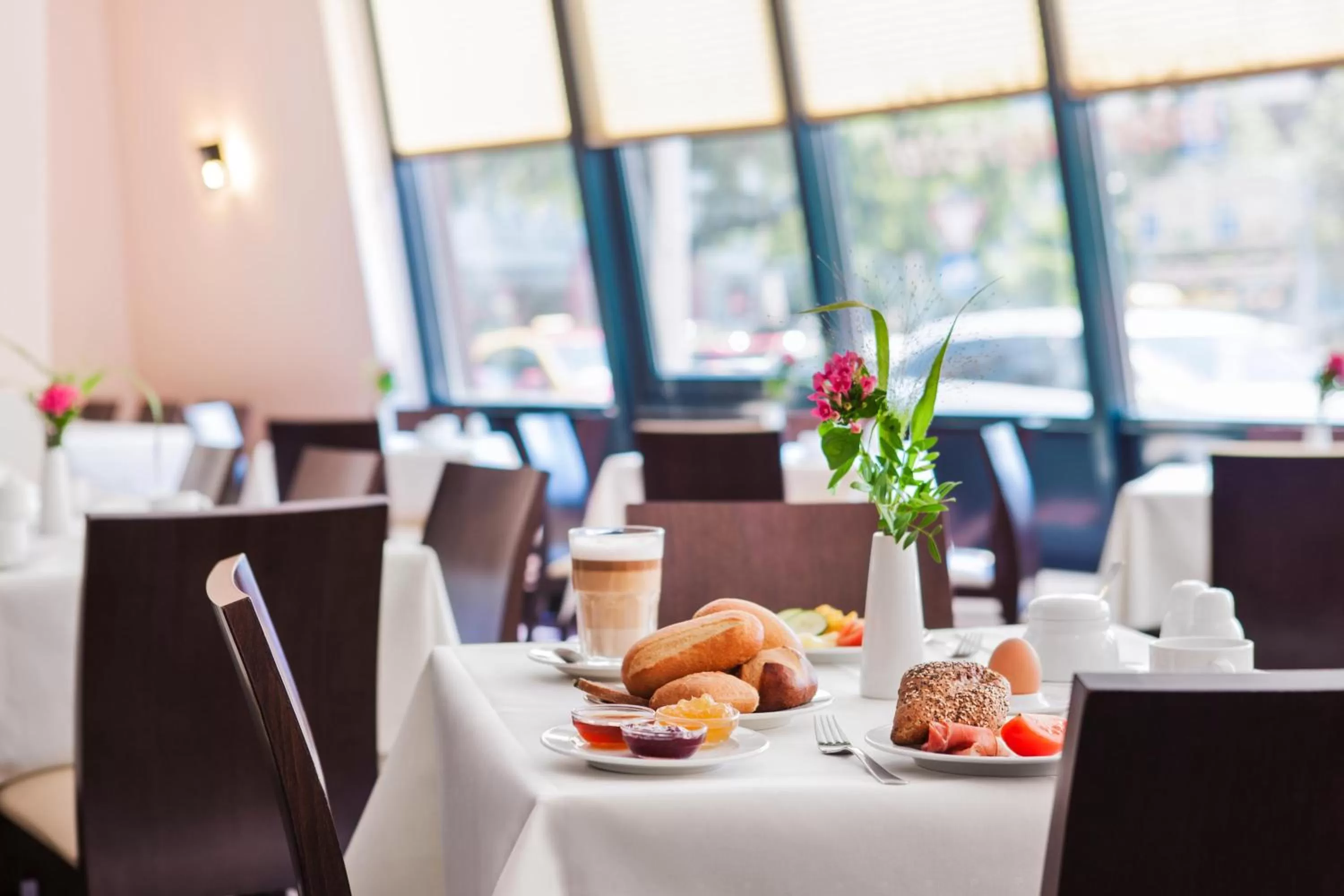 Restaurant/places to eat in IntercityHotel Freiburg