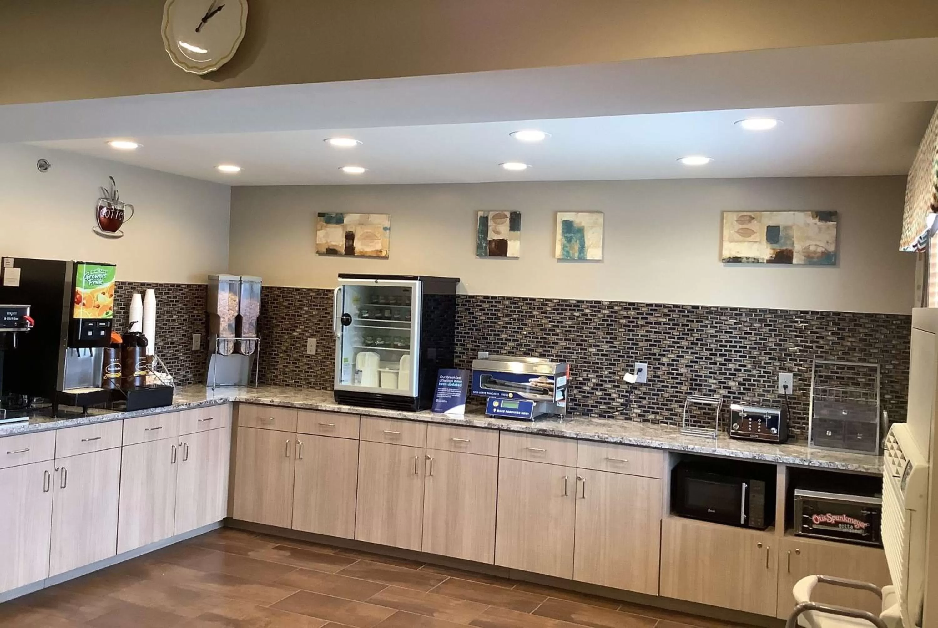 Restaurant/places to eat in Super 8 by Wyndham Lincoln West