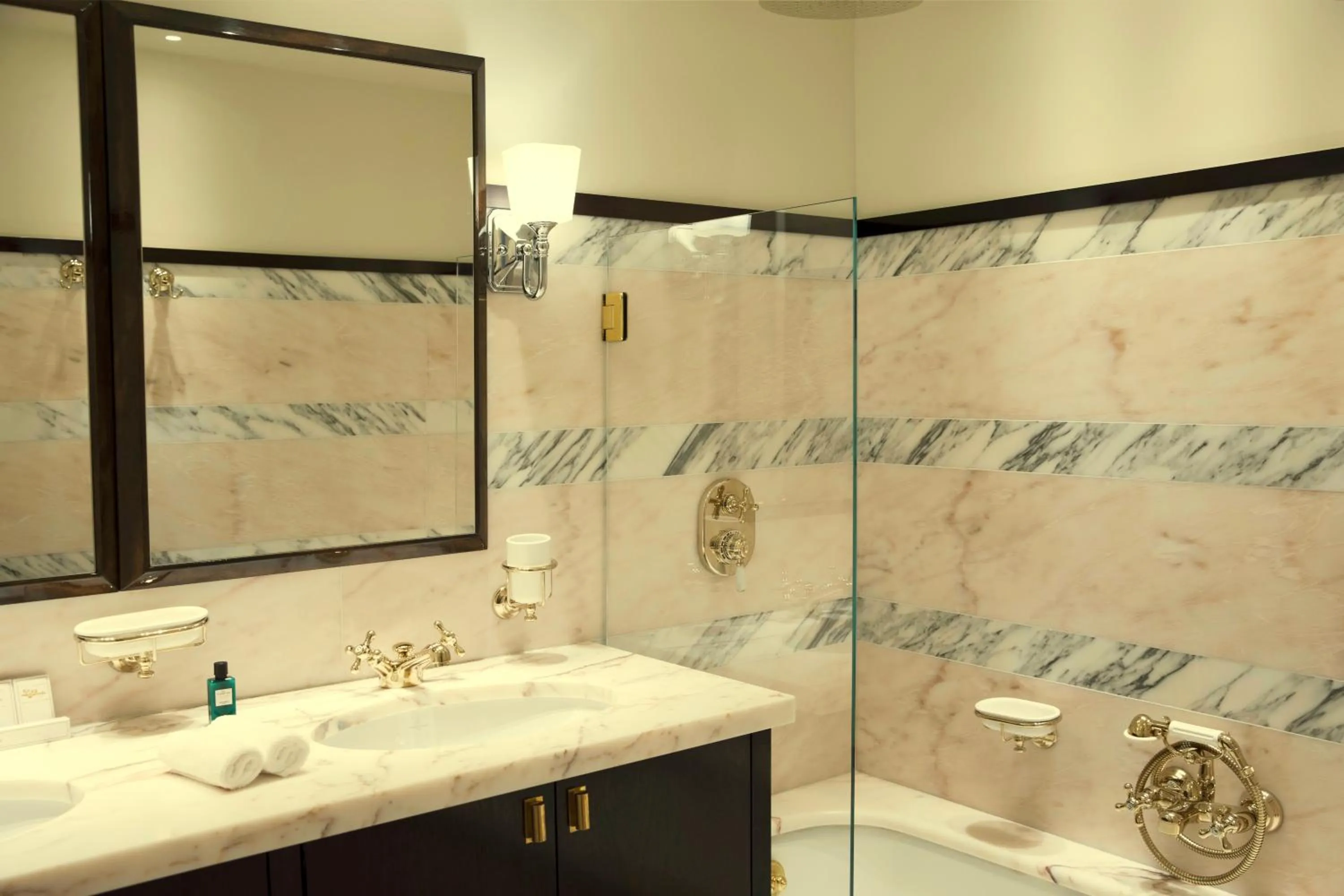 Bathroom in Hotel la Ponche