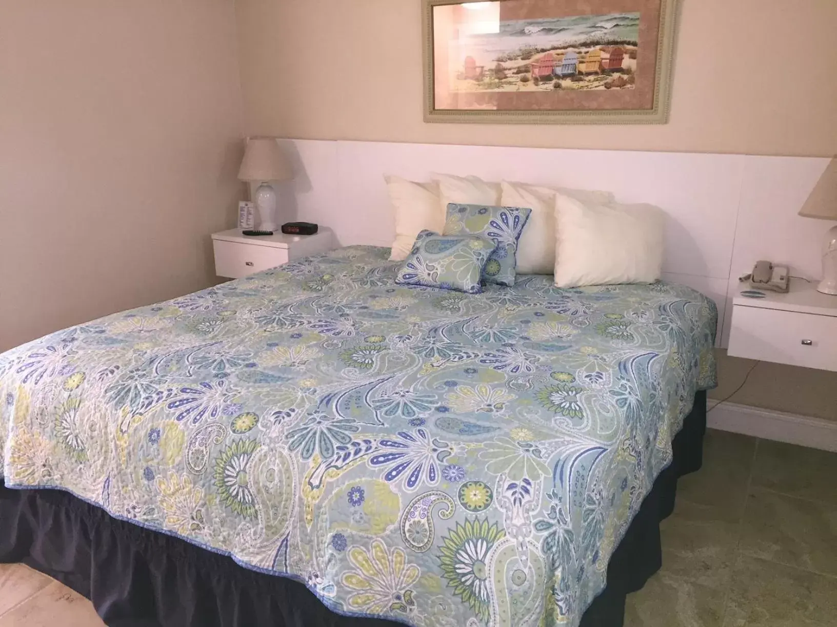 Bed in Tuckaway Shores Resort