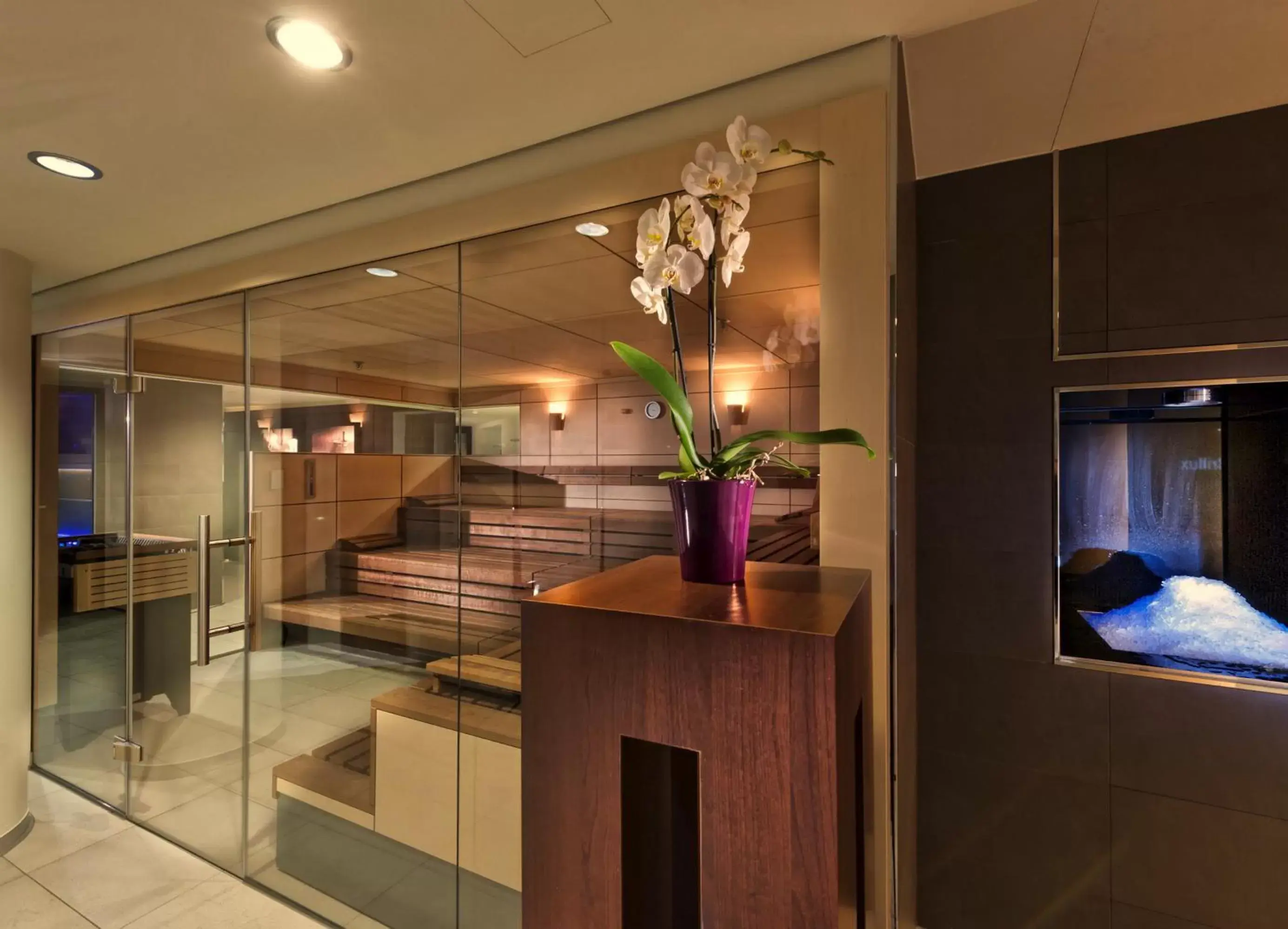 Spa and wellness centre/facilities, Bed in Estrel Berlin Spa and wellness centre/facilities, Bed in Estrel Berlin