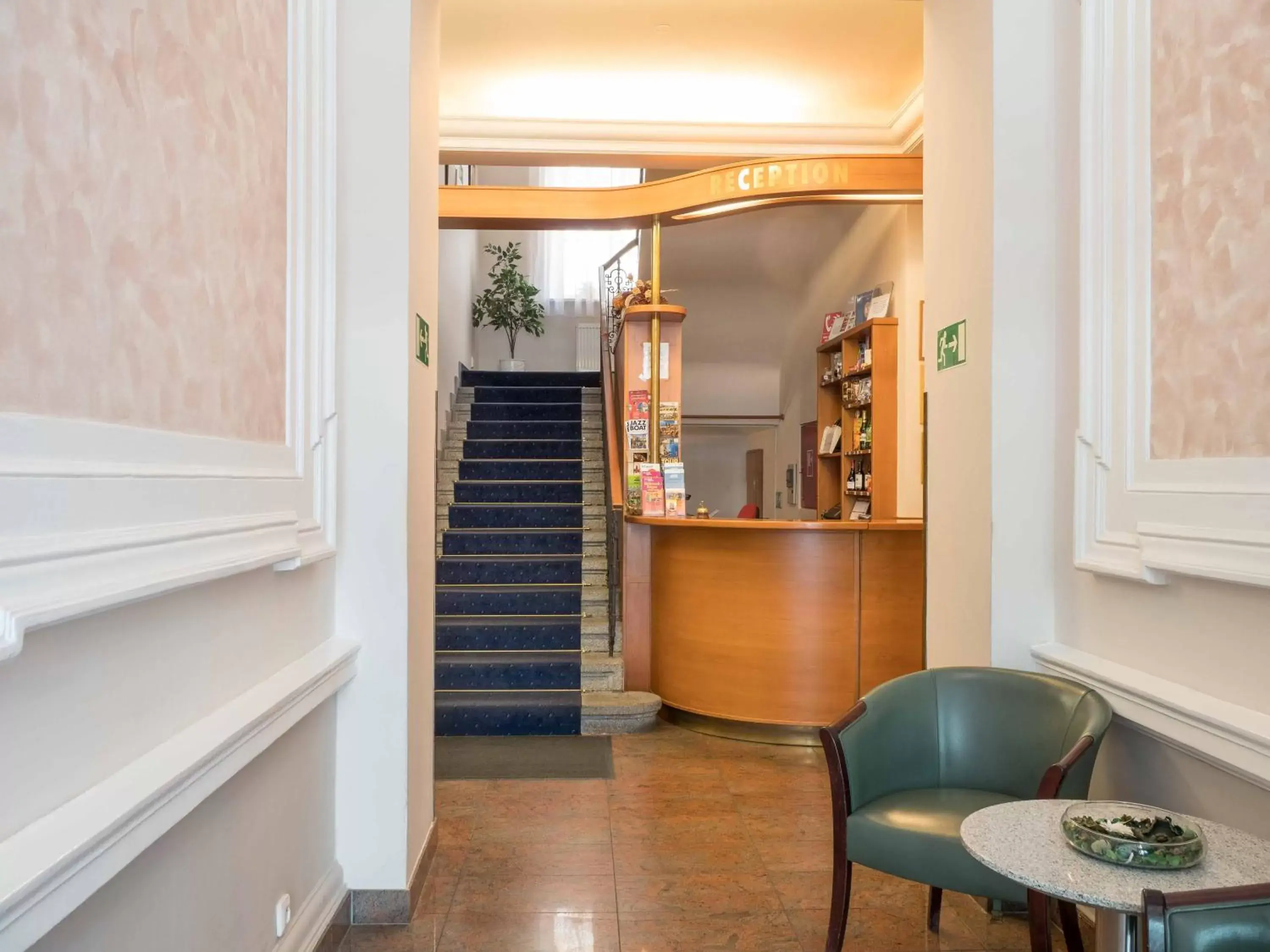 Lobby or reception in Alton Lobby or reception in Alton