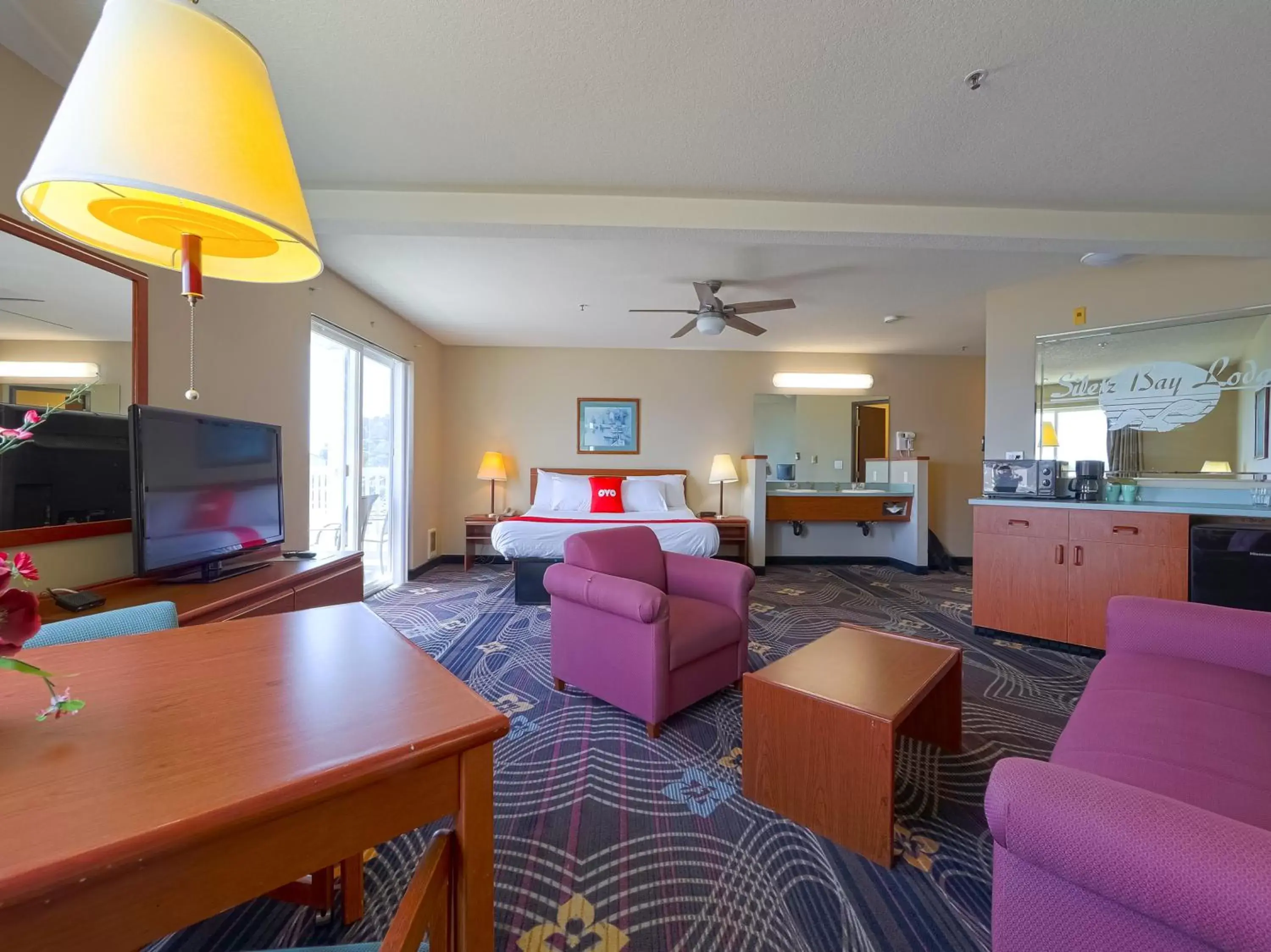 Bedroom, Seating Area in Siletz Bay Beachfront Hotel by OYO Lincoln City