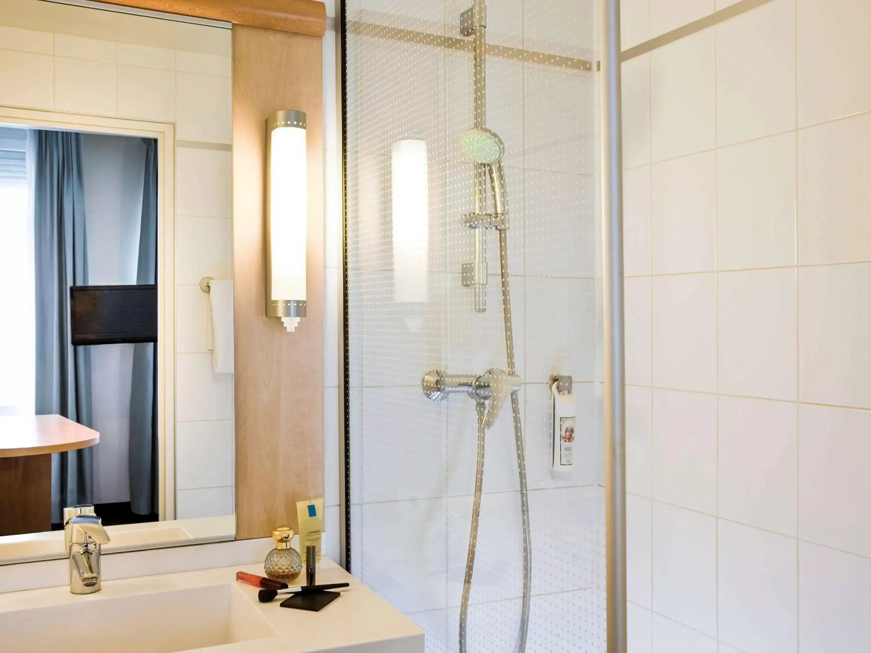Photo of the whole room, Bathroom in ibis Dieppe Le Val Druel