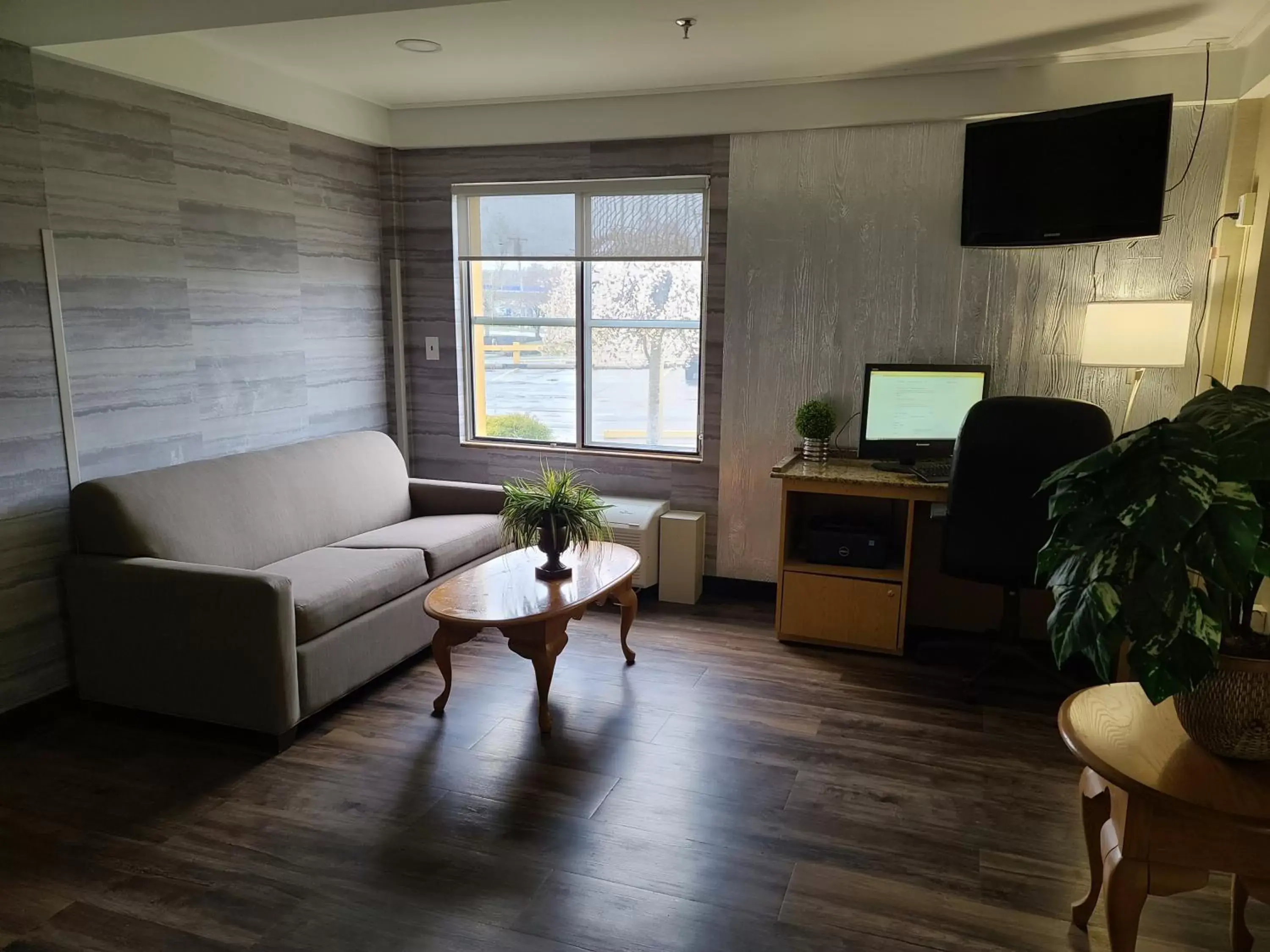 Seating Area in Comfort Inn Boston Milford