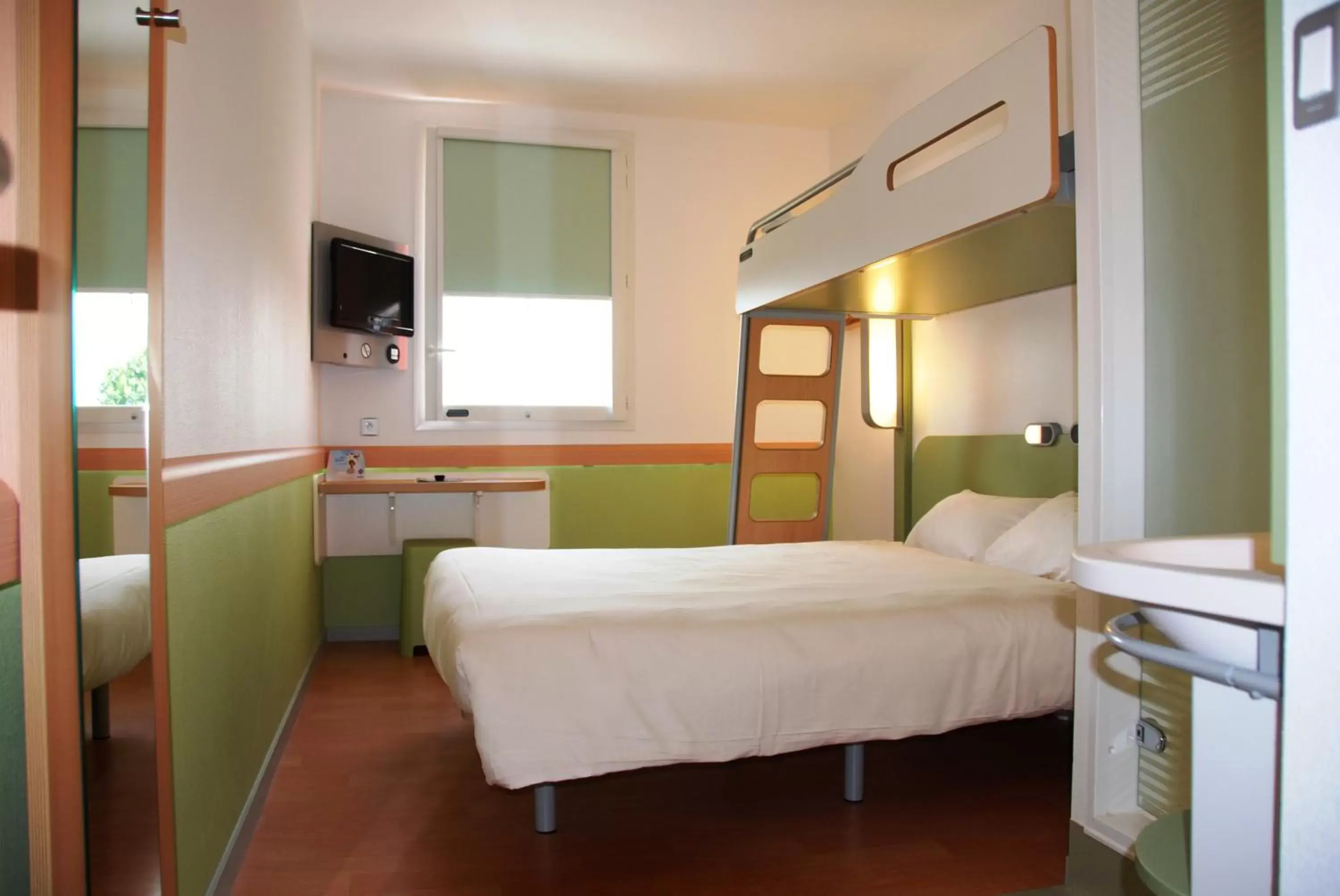 Bed in Ibis Budget Roanne Hôtel