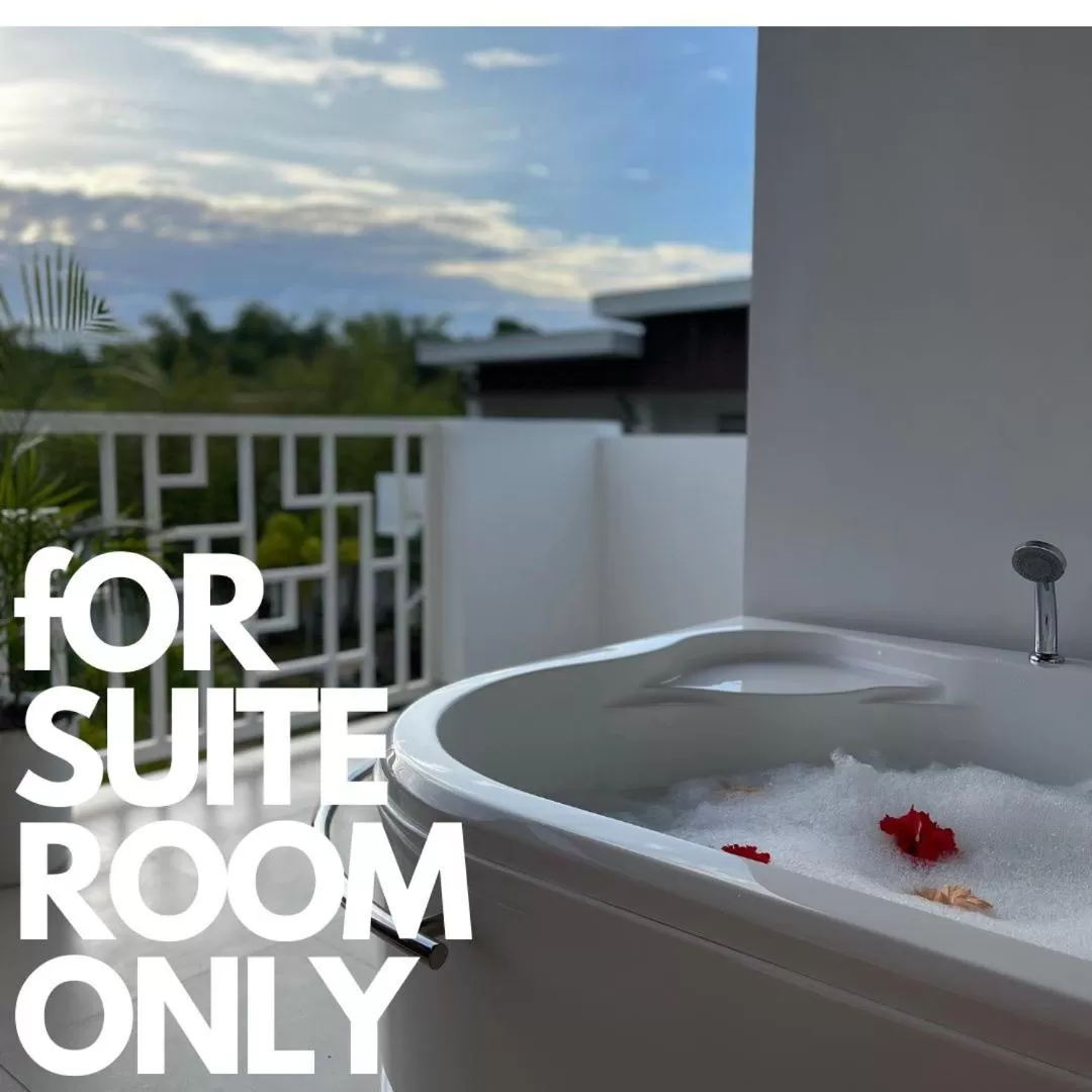 Hot Tub in Bella Napoli Resort & Resto