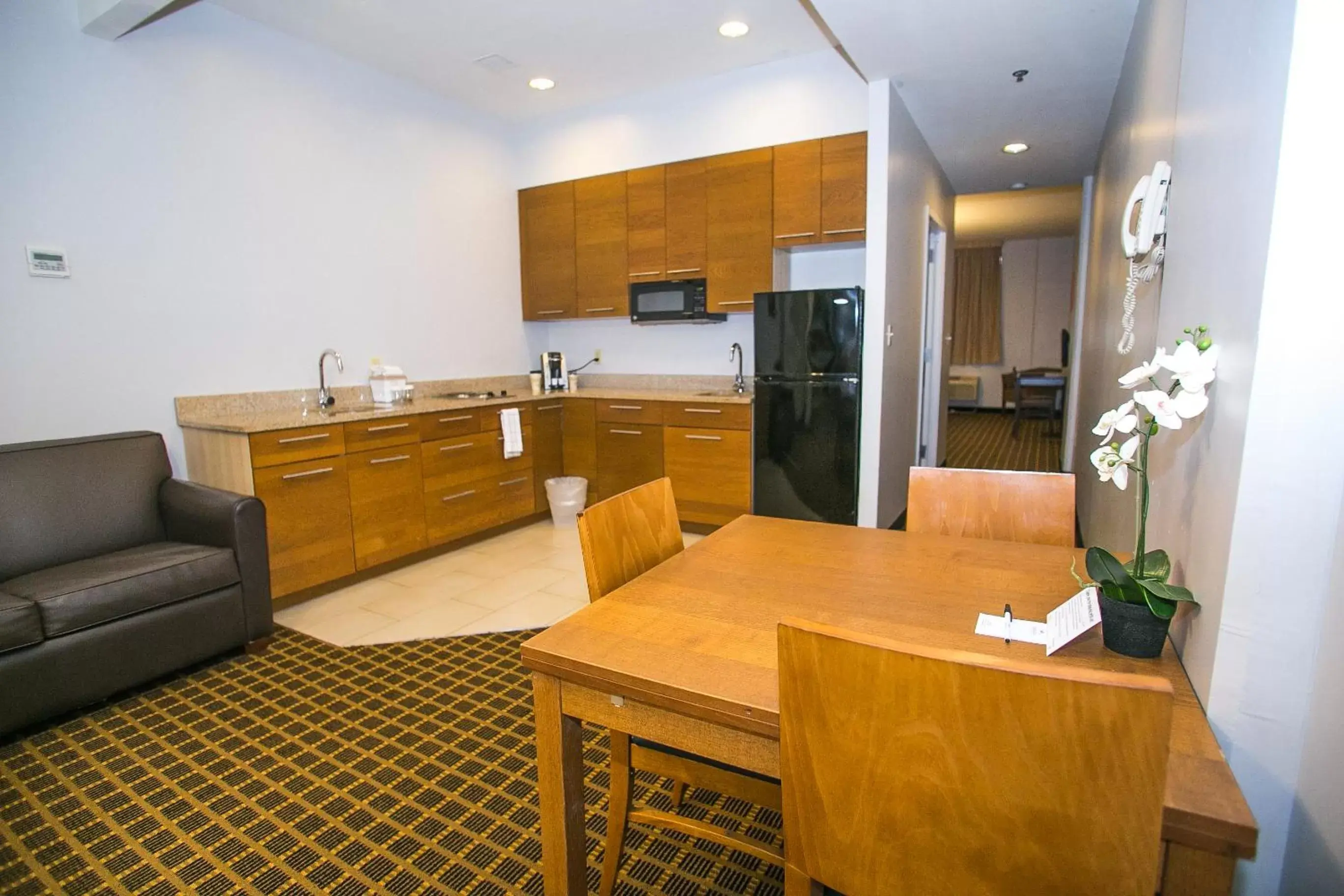 Kitchen/Kitchenette in Pointe Plaza Hotel