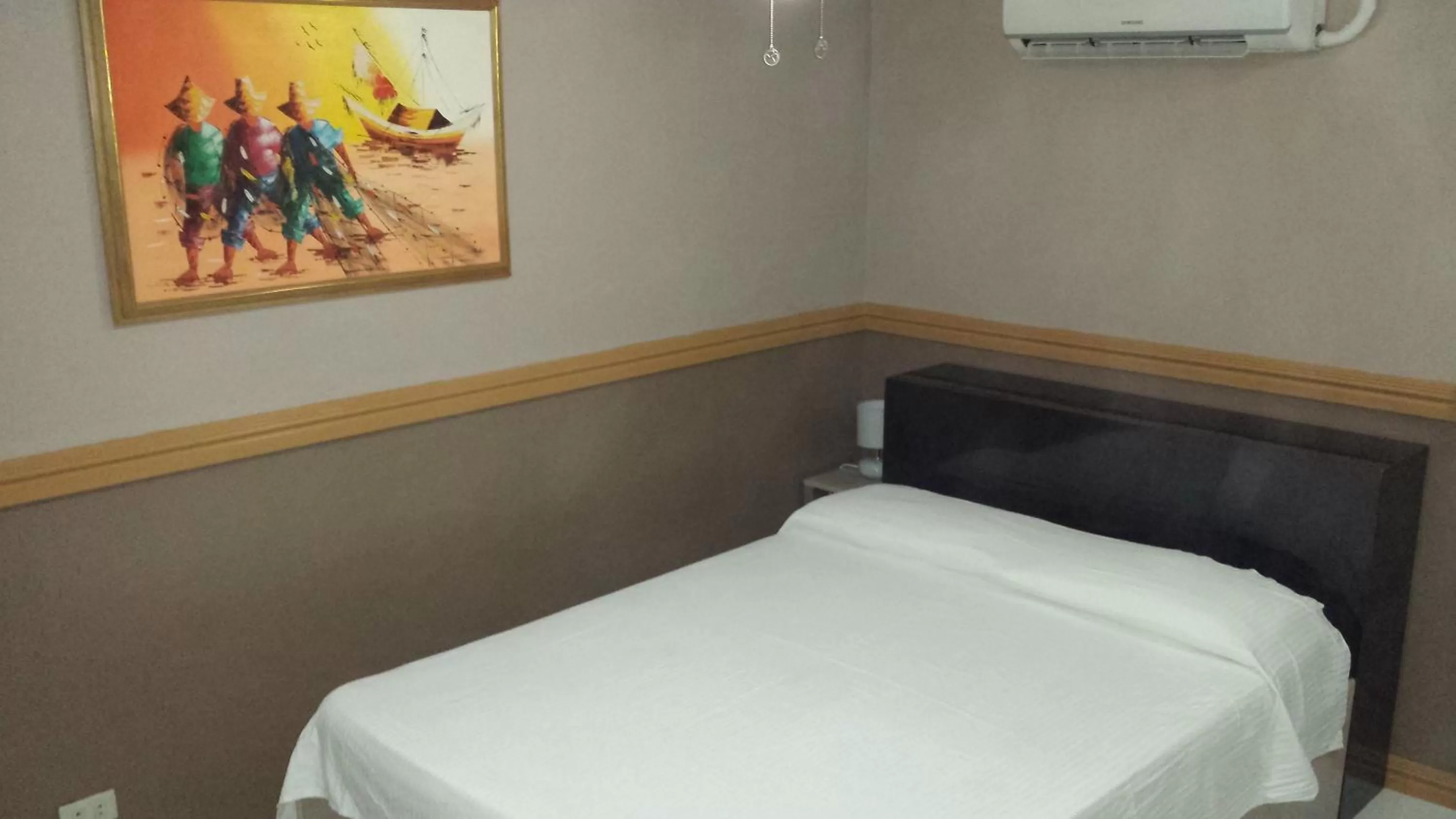 Bed in Kokomos Hotel and Restaurant