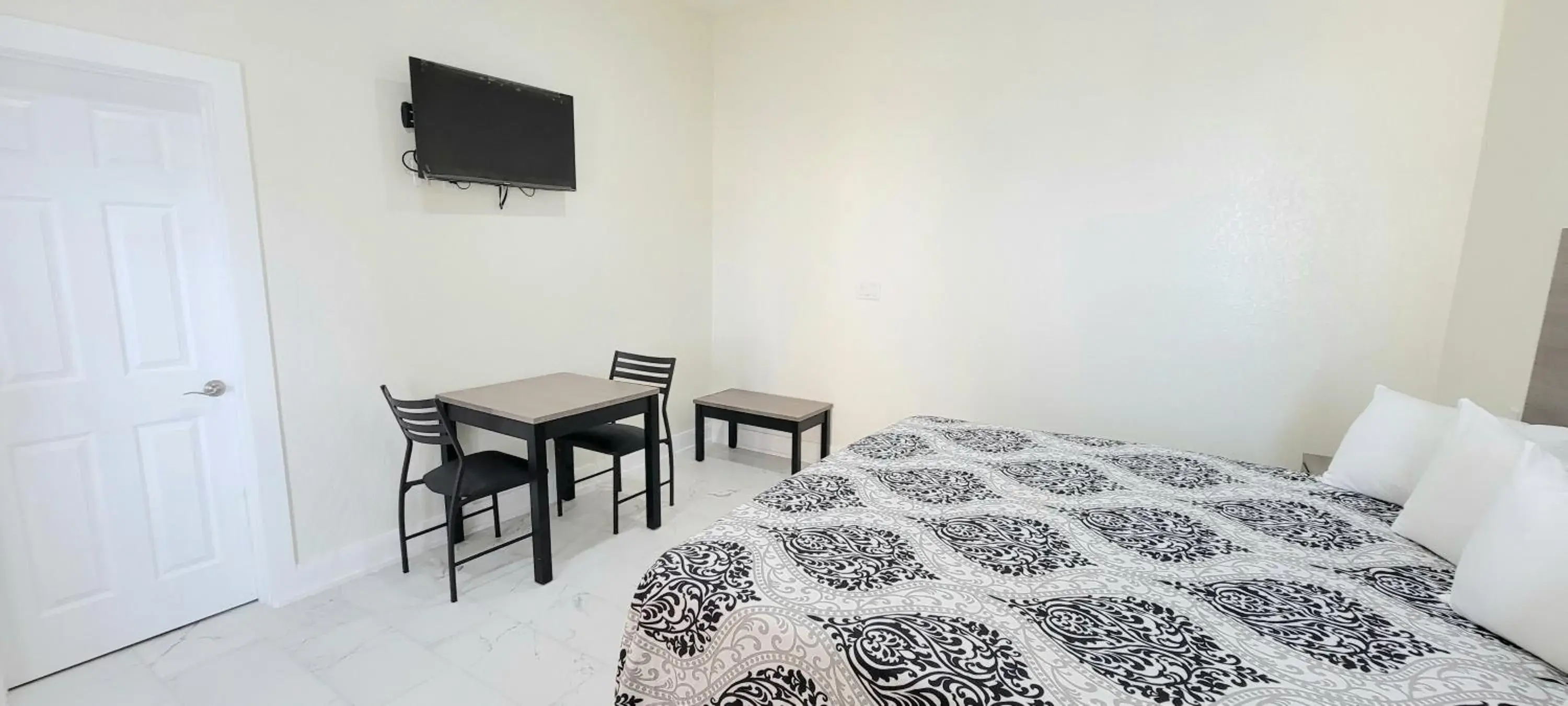 Bed in Lighthouse Inn Bed in Lighthouse Inn