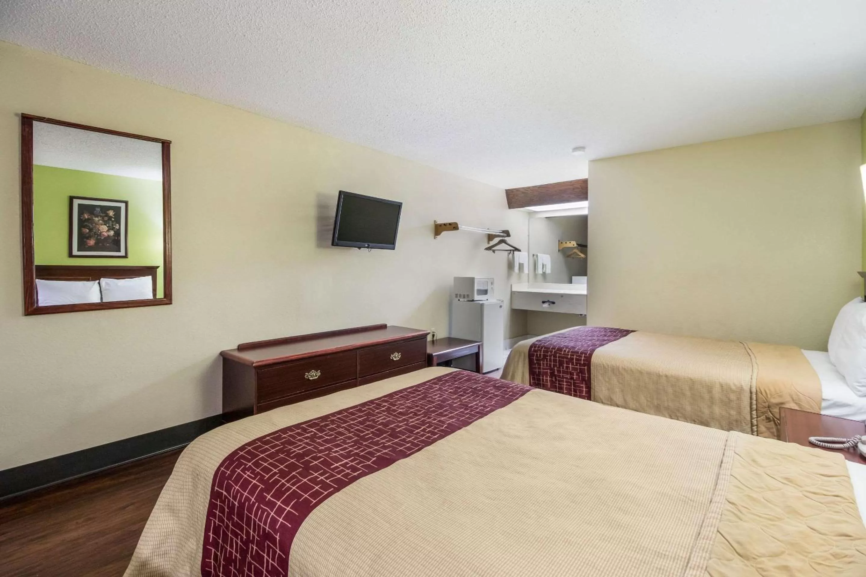 Photo of the whole room, Bed in Rodeway Inn Bolivar