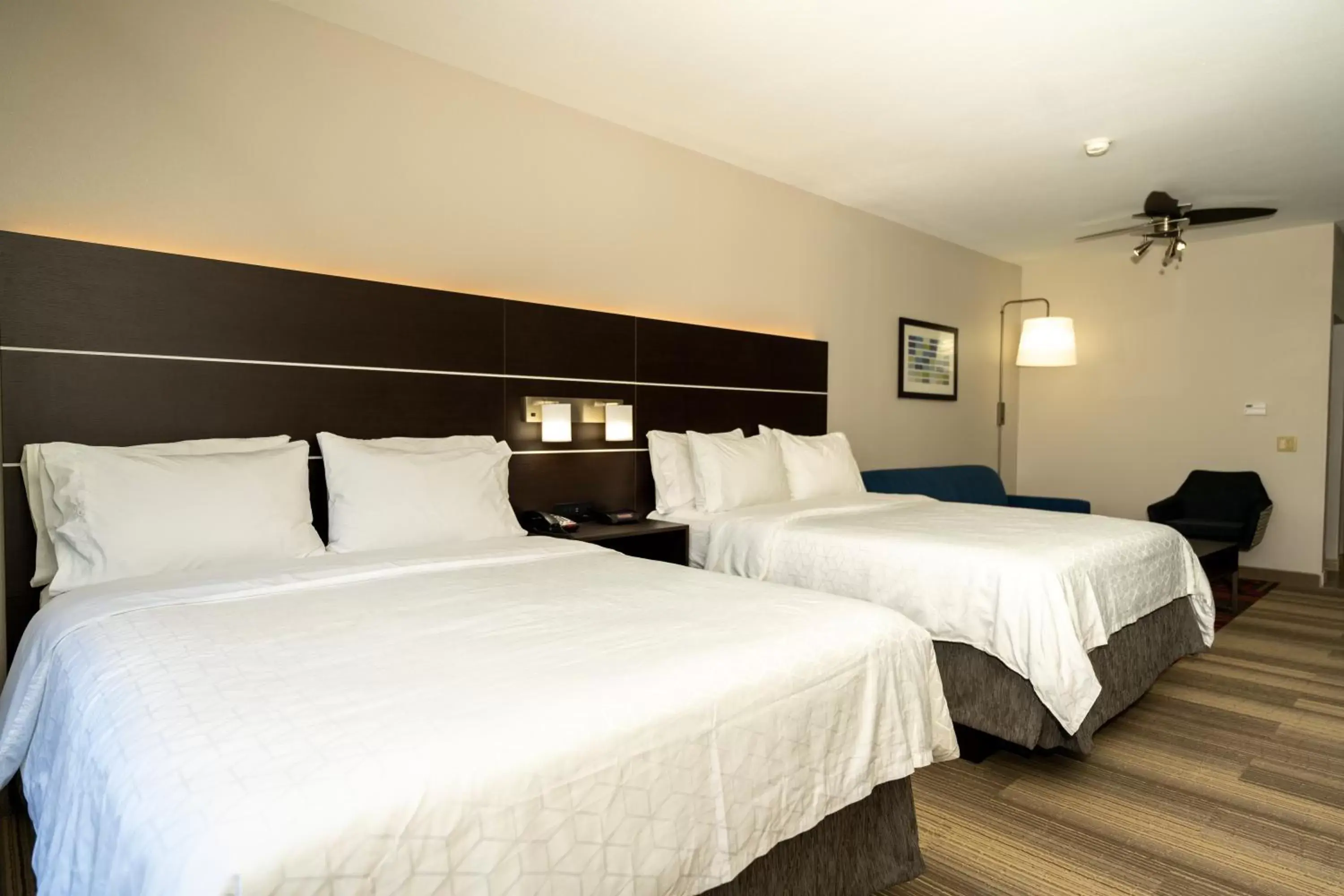 Bed in Holiday Inn Express & Suites Deer Park, an IHG Hotel